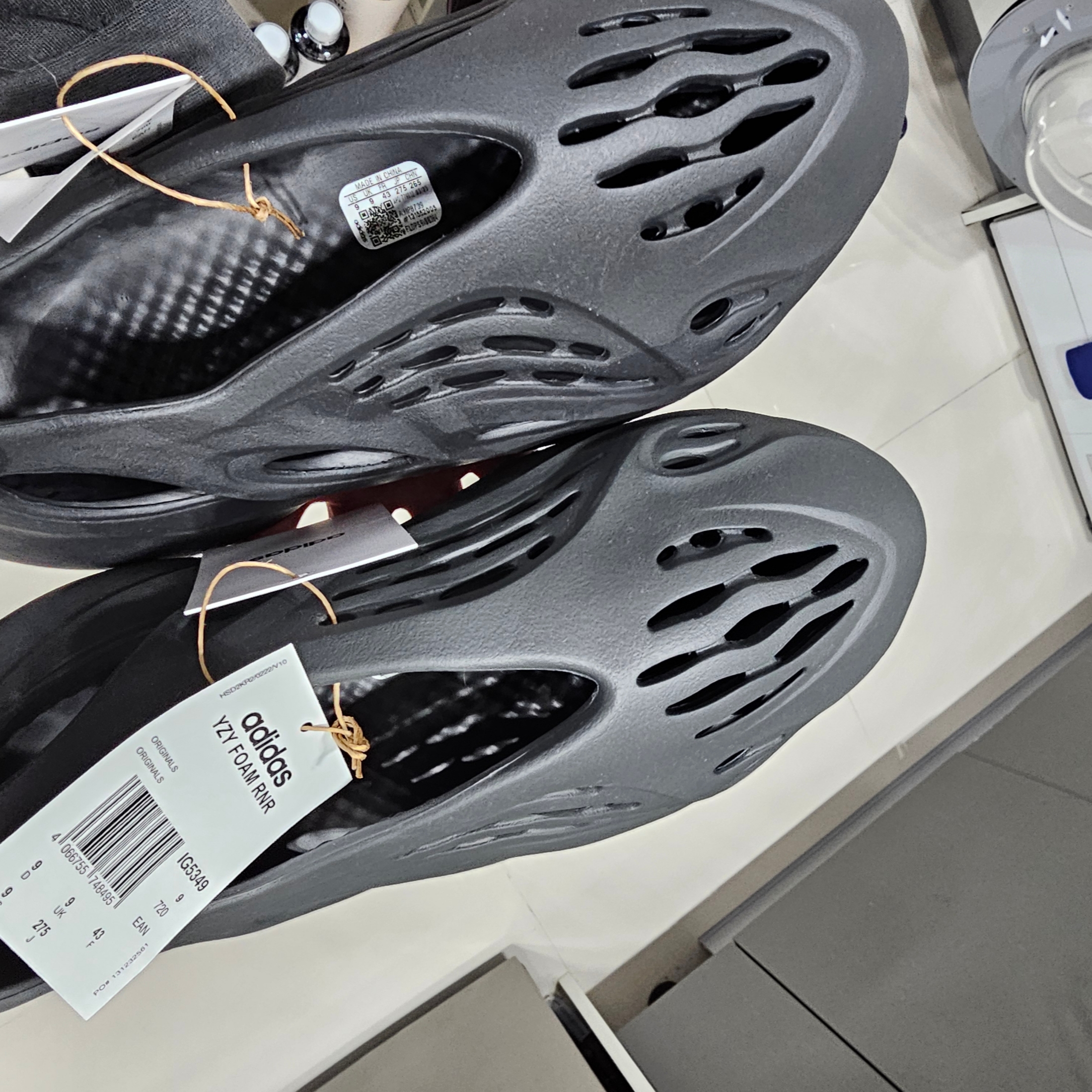 Adidas Yeezy Foam RNNR Onyx 착용 스타일