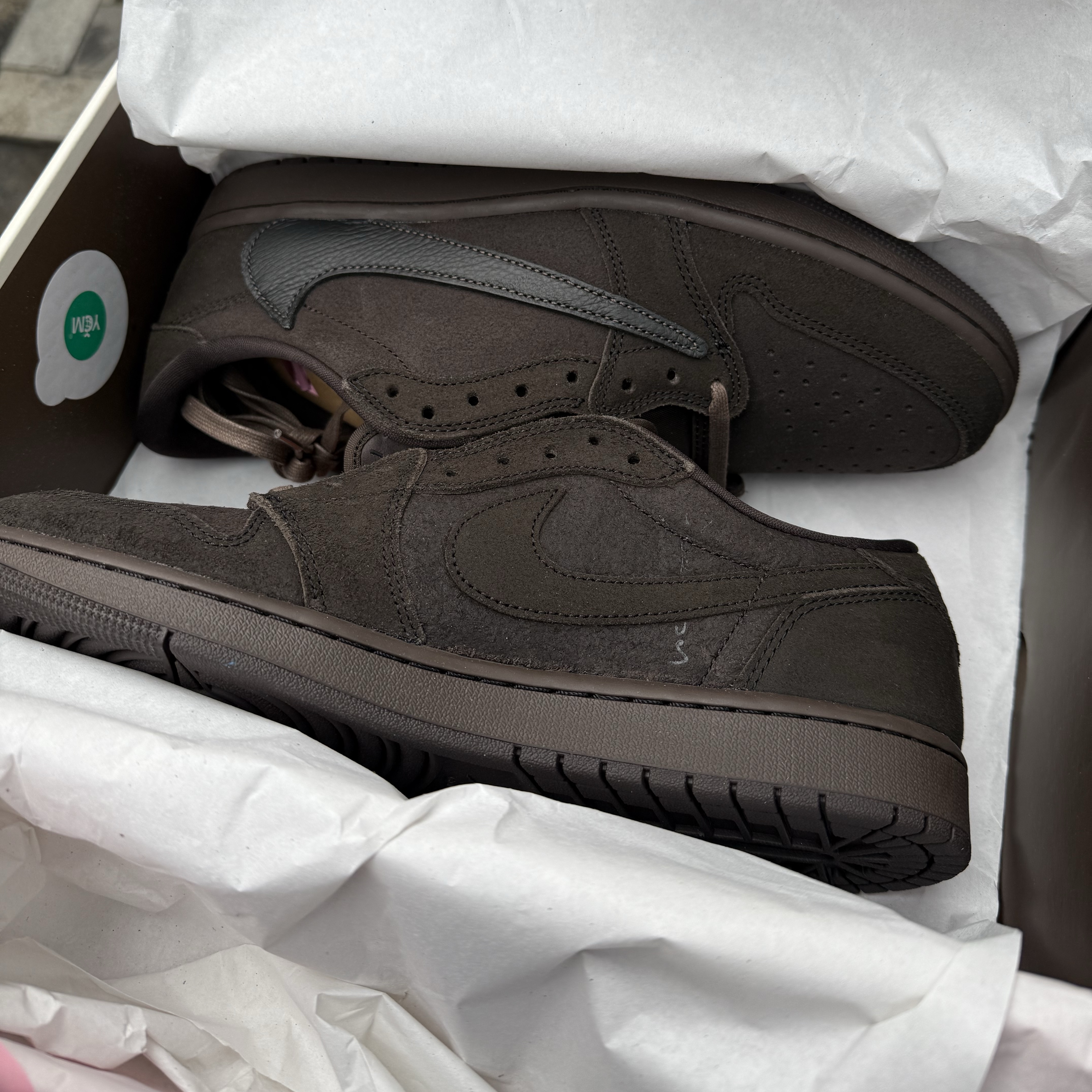 Jordan 1 x Travis Scott Retro Low OG SP Velvet Brown and Dark Mocha 착용 스타일 - 1