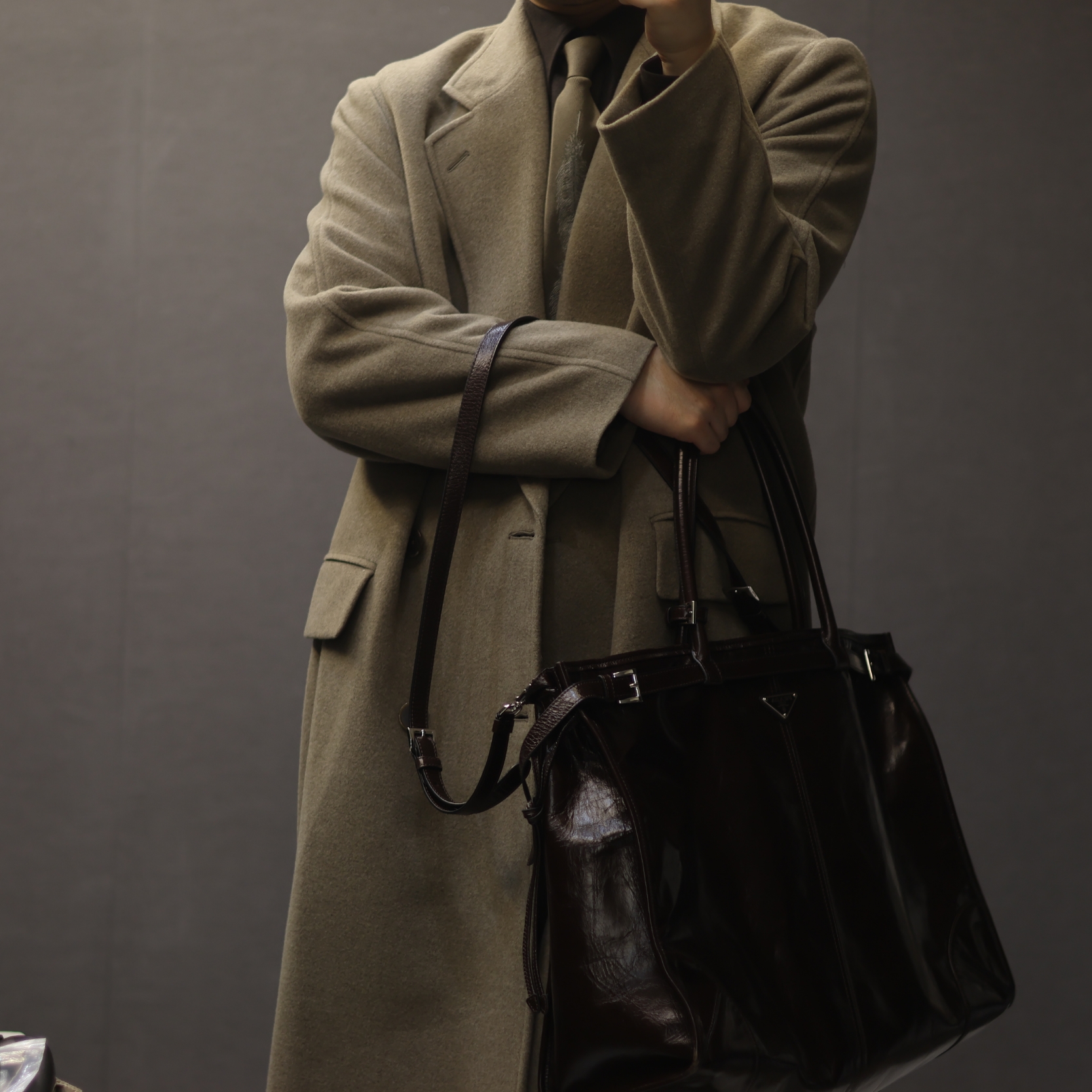 Auralee Super Fine Wool Mosser Chesterfield Coat Khaki Beige- 24AW, Prada Leather Tote Bag Dark Brown 착용 스타일 - 2