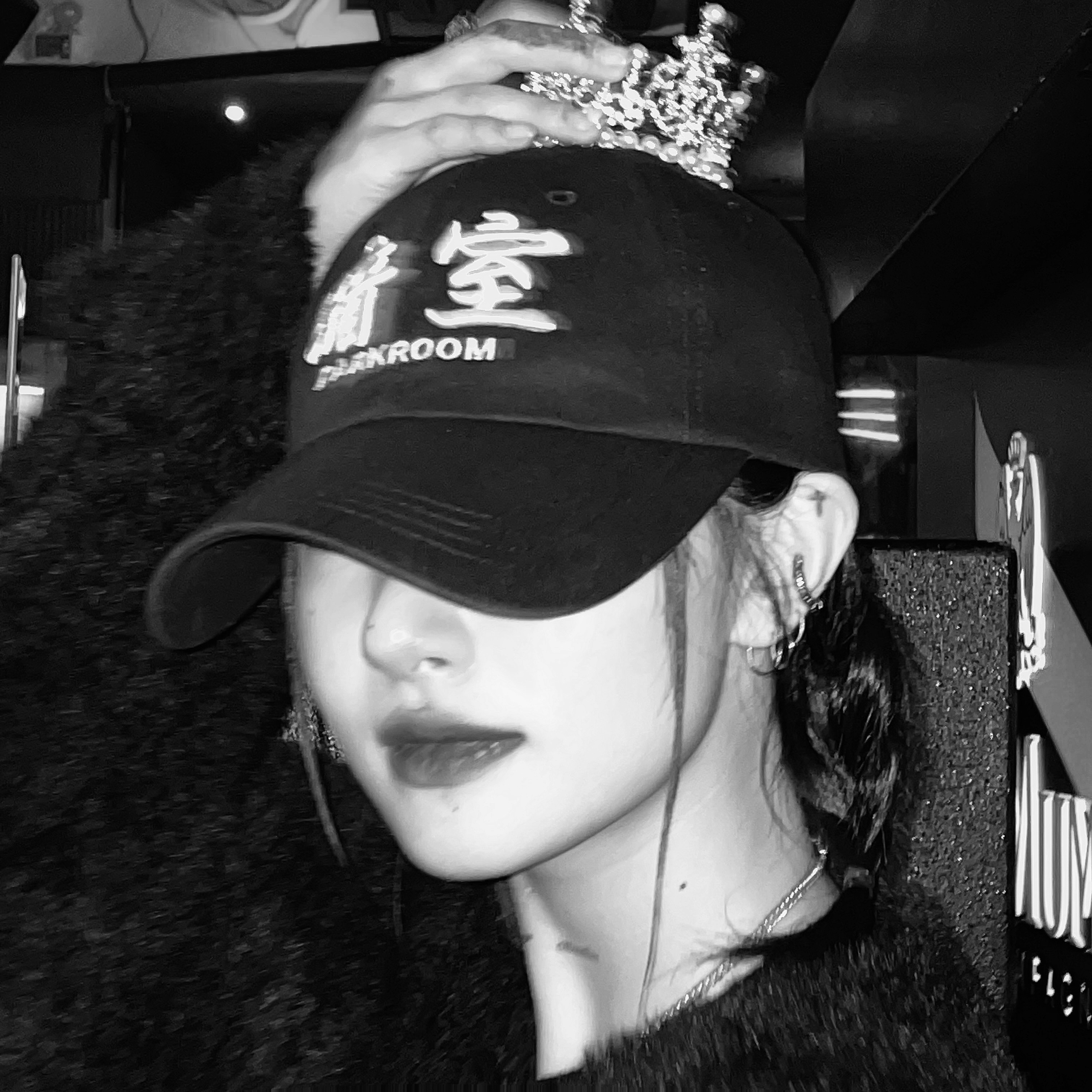 Darkr8m Studio White Logo Cap 착용 스타일