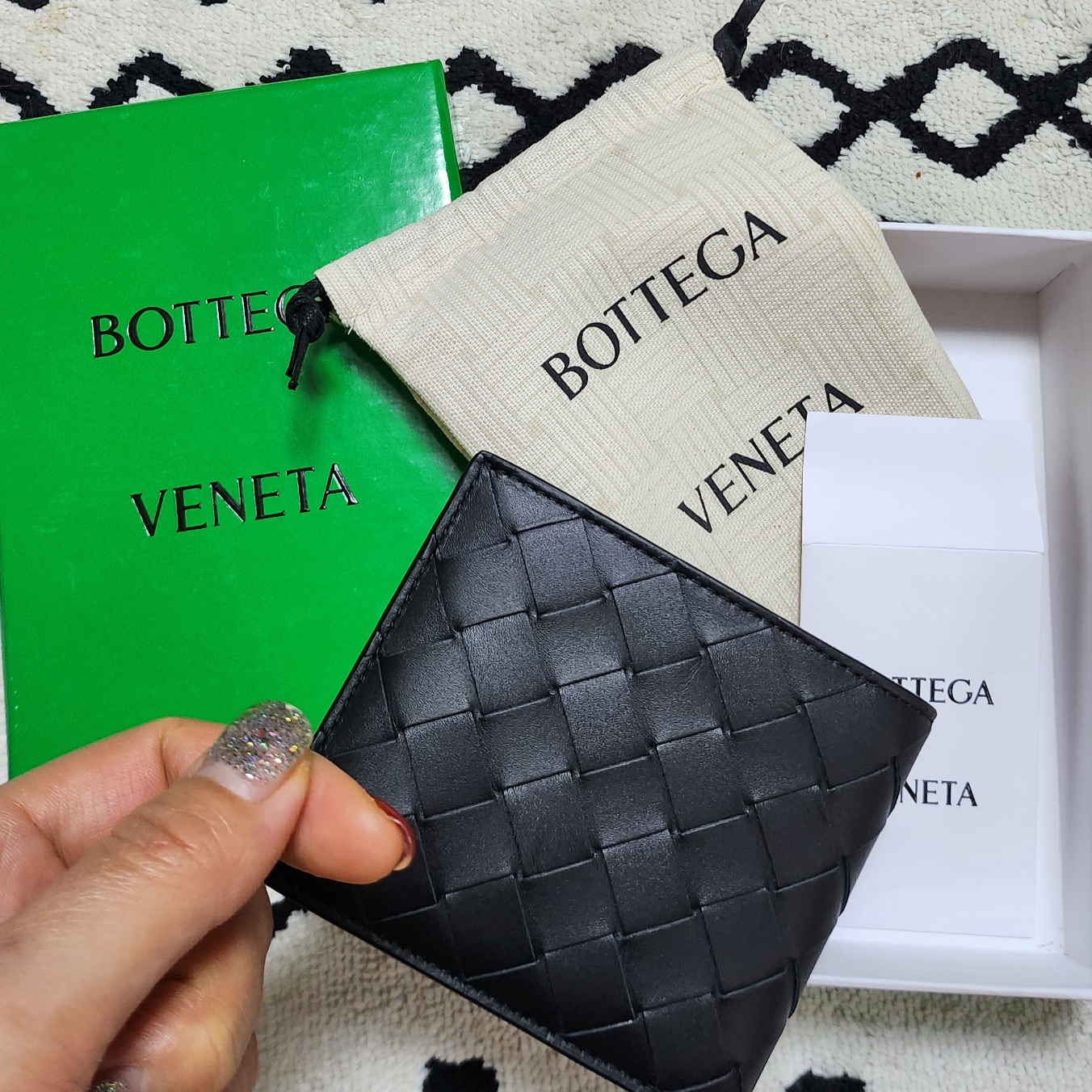 Bottega Veneta Bi-Fold Wallet Black 착용 스타일 - 2