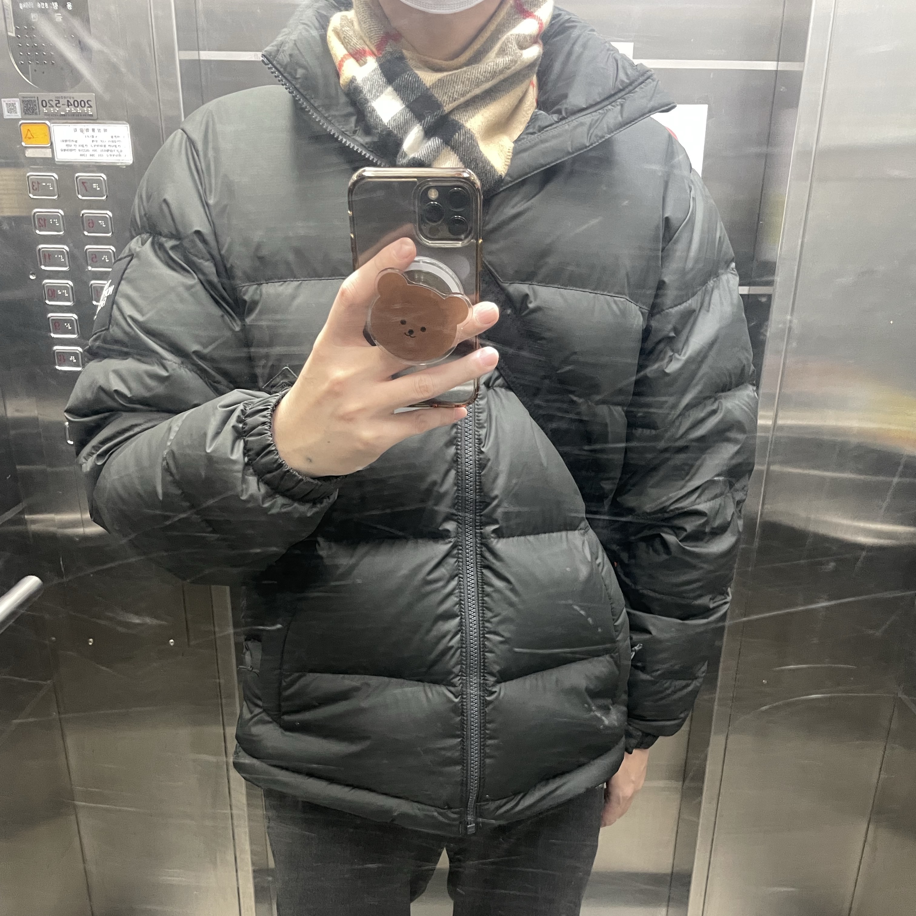 The North Face 1992 Nuptse Jacket Charcoal, Burberry Classic Check Cashmere Muffler Archive Beige 착용 스타일