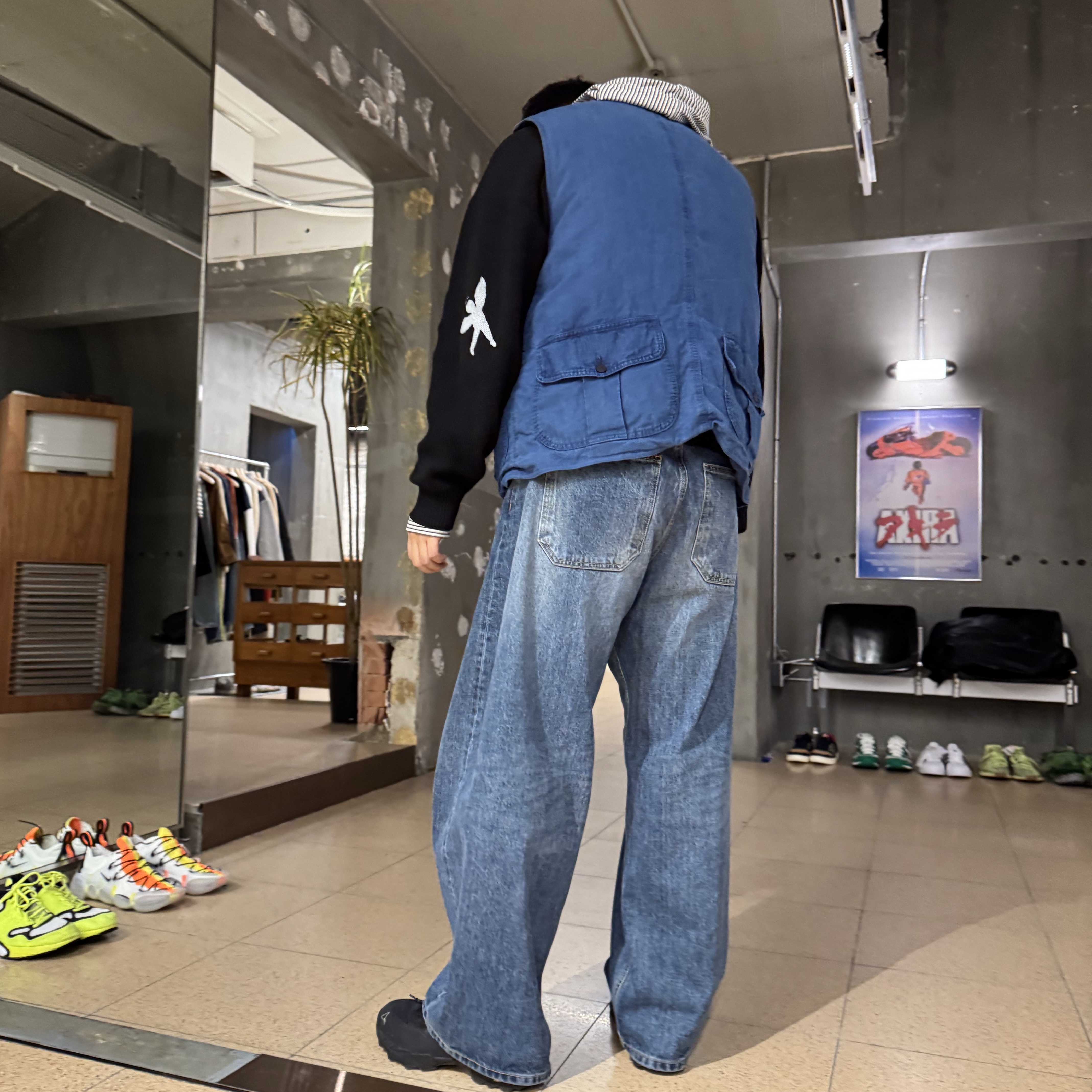 Roa Hiking Katharina Black, Hatchingroom Wide Curve Jeans Washed Blue 착용 스타일