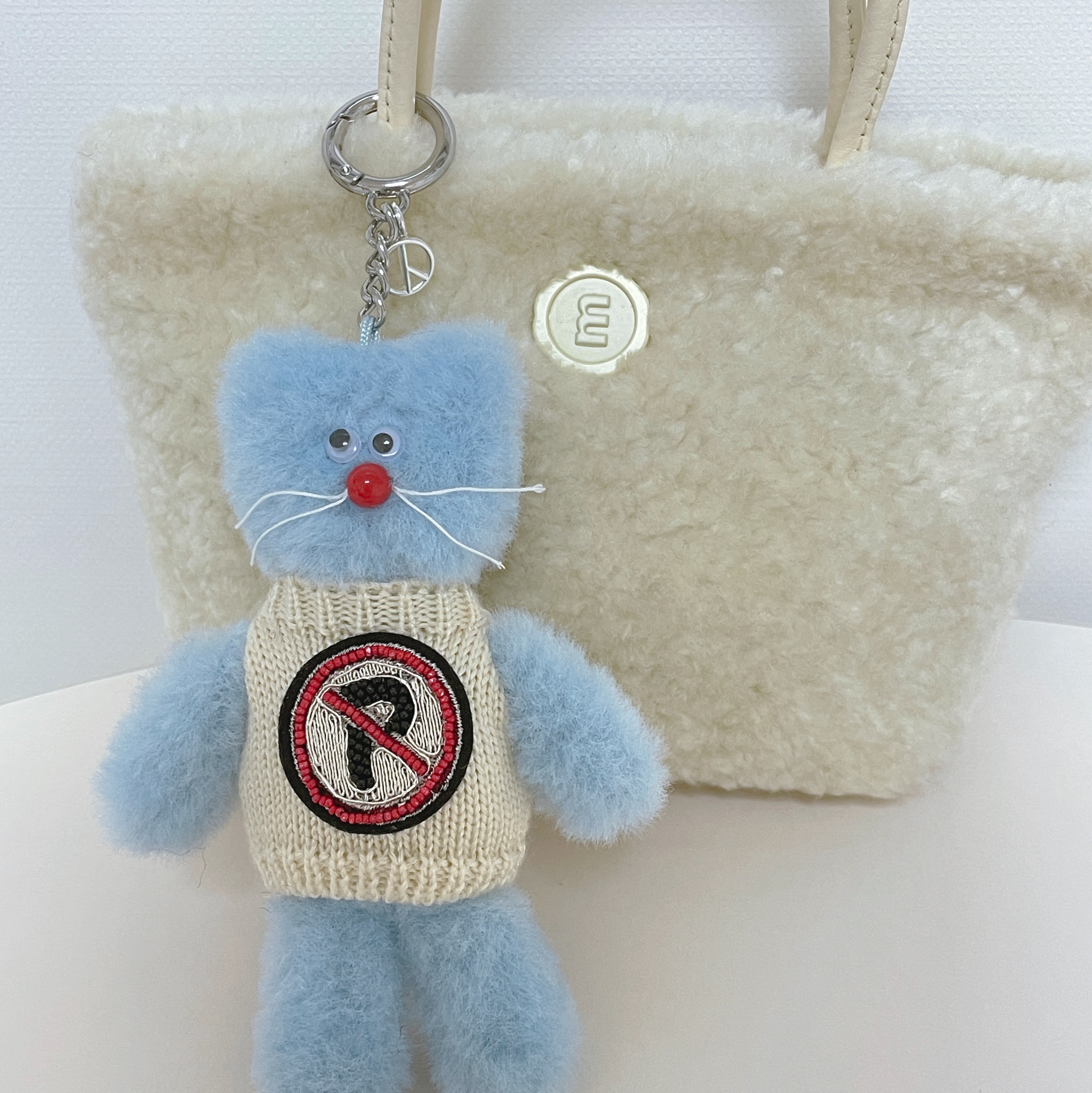 Monamhee x Peaceminusone Daihee Plush Keyring, Monamhee x Peaceminusone Syhee Plush Keyring 착용 스타일 - 3