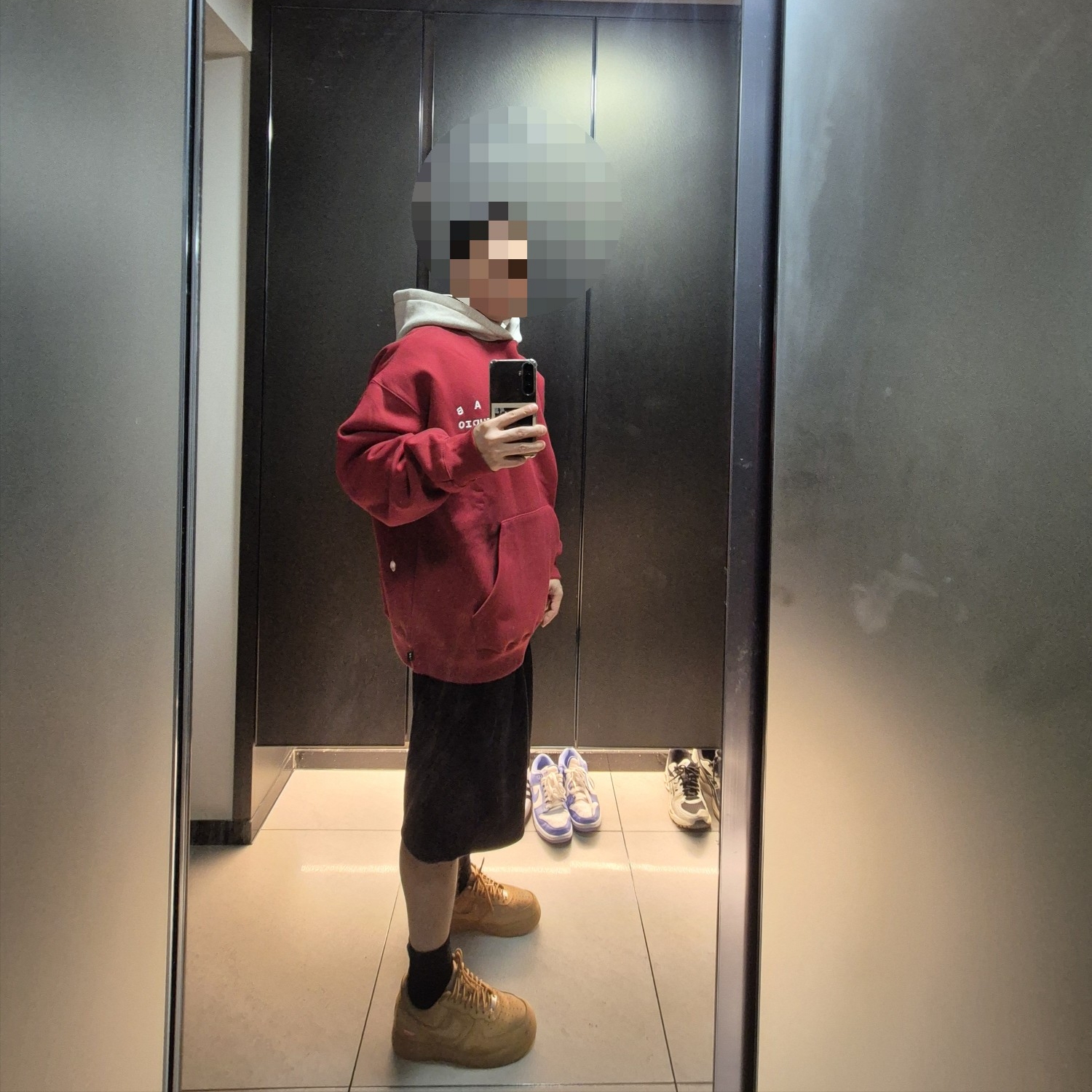 IAB Studio 24 Christmas Hoodie Burgundy Oatmeal 착용 스타일 - 2