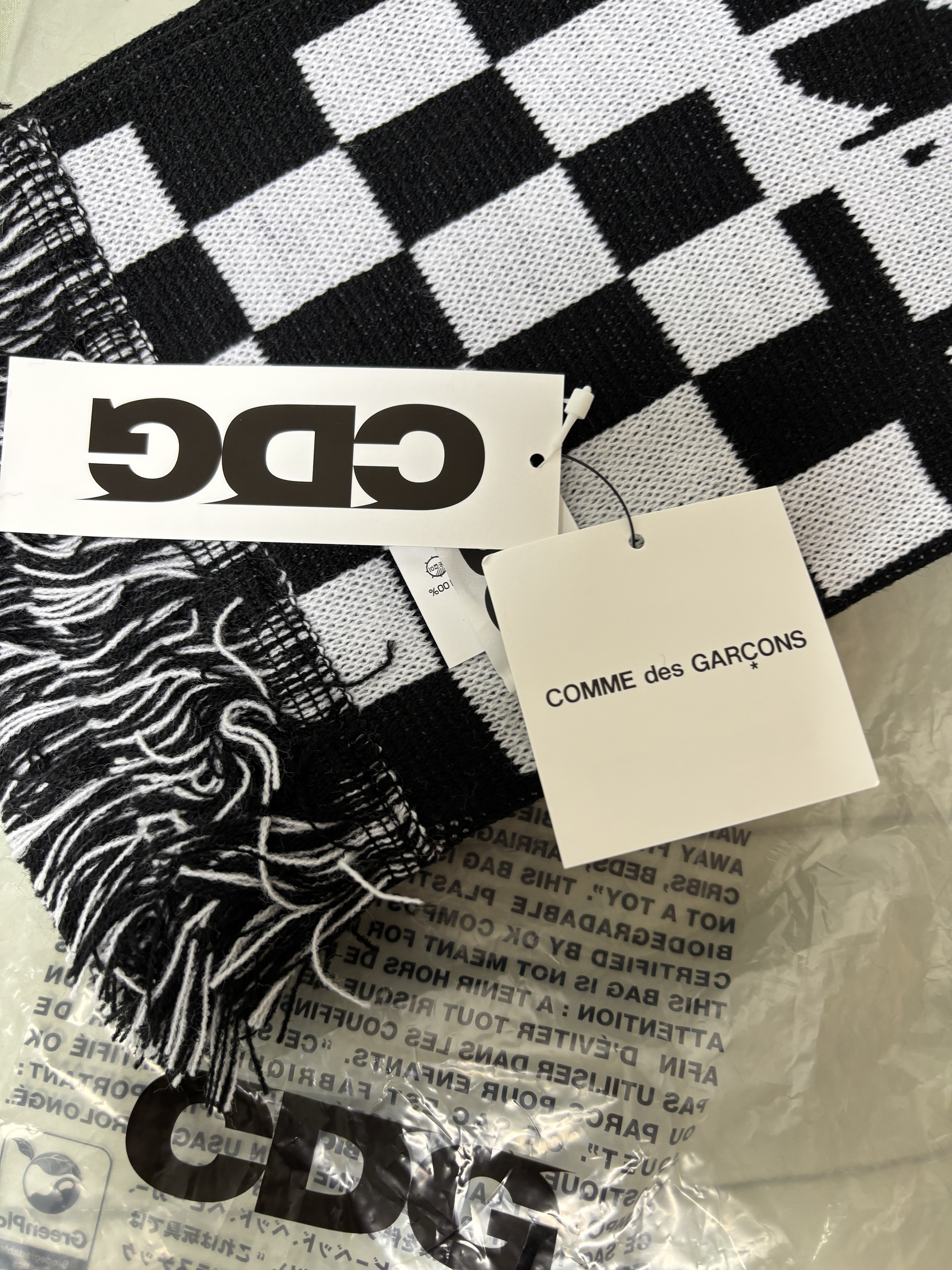 CDG Logo Check Muffler White Black 착용 스타일