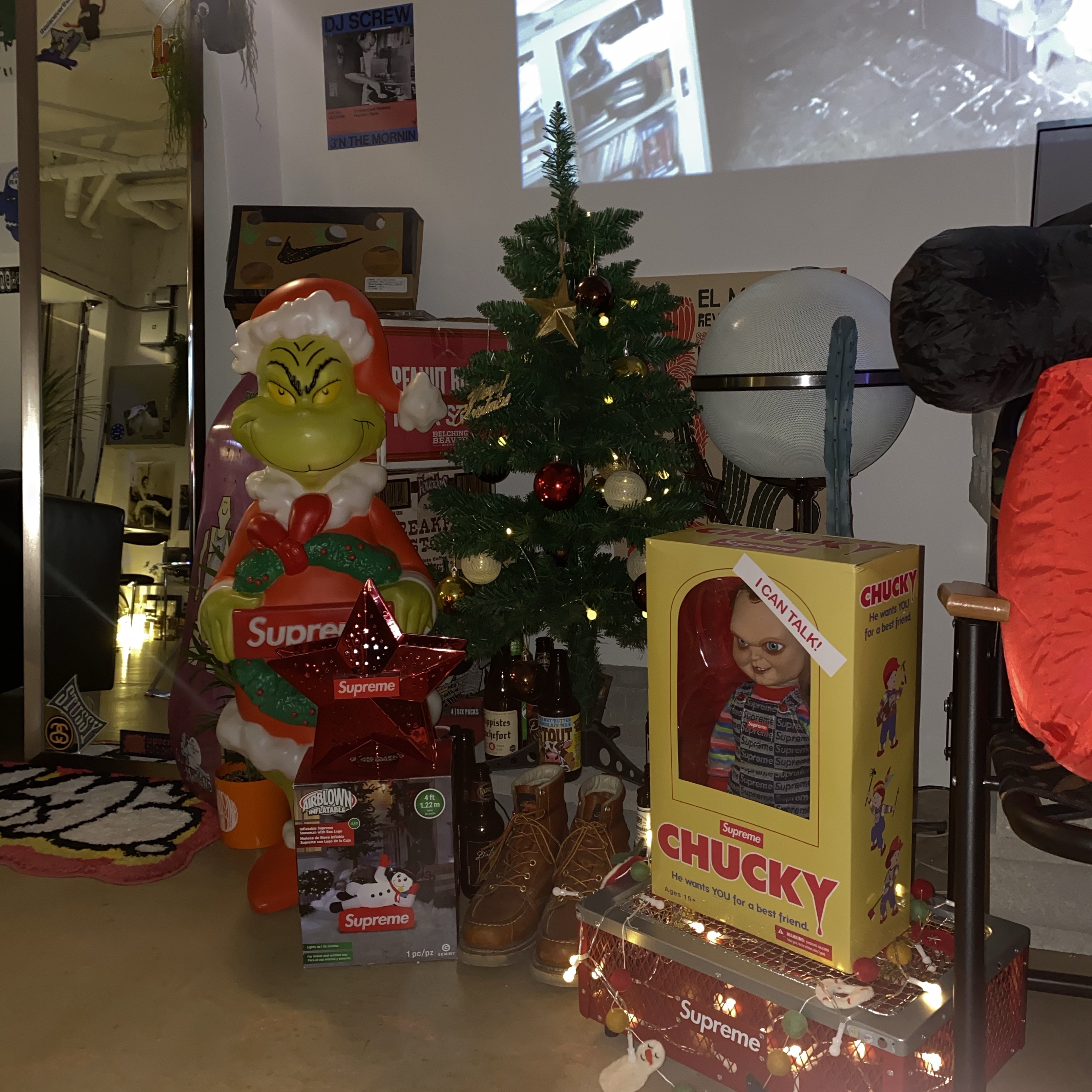 Supreme Chucky Doll - 20FW, Supreme x Coleman Charcoal Grill Red - 23SS 착용 스타일