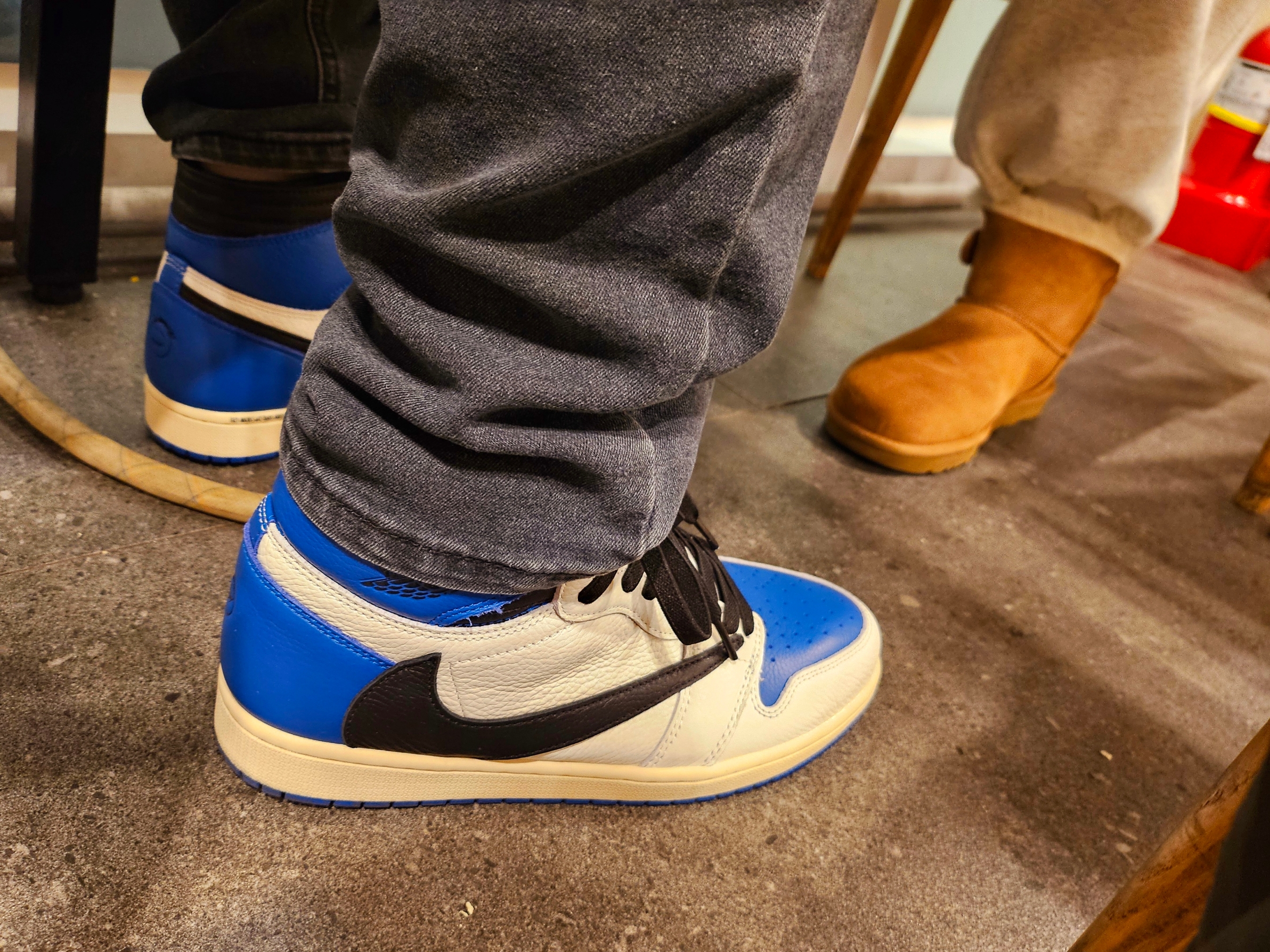 Jordan 1 x Travis Scott x Fragment Retro High OG SP Military Blue, (W) UGG Mini Bailey Button II Boots Chestnut 착용 스타일 - 5