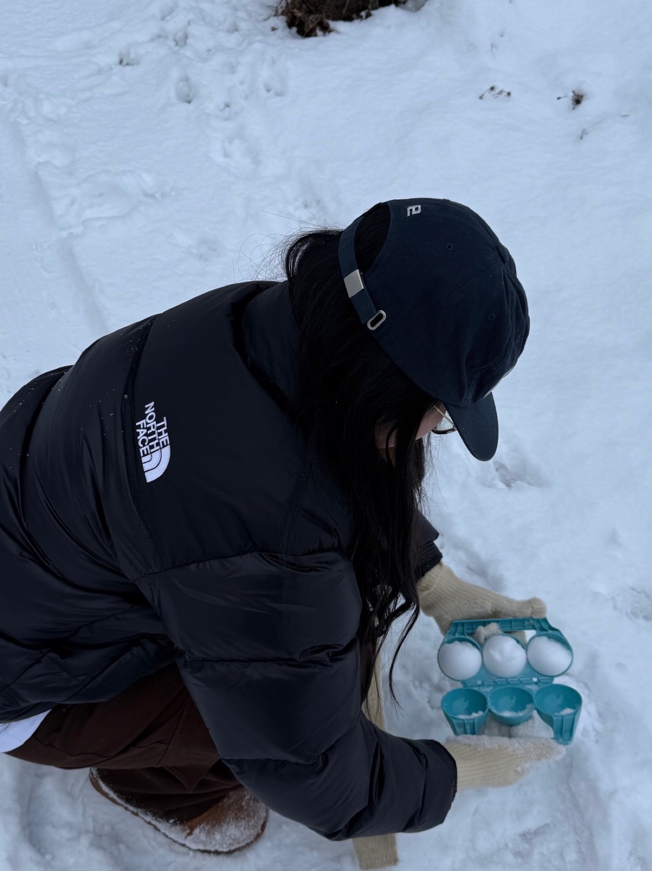 (W) UGG Classic Mini II Boots Chestnut, The North Face Nuptse Hybrid Down Ball Jacket Black 착용 스타일 - 2