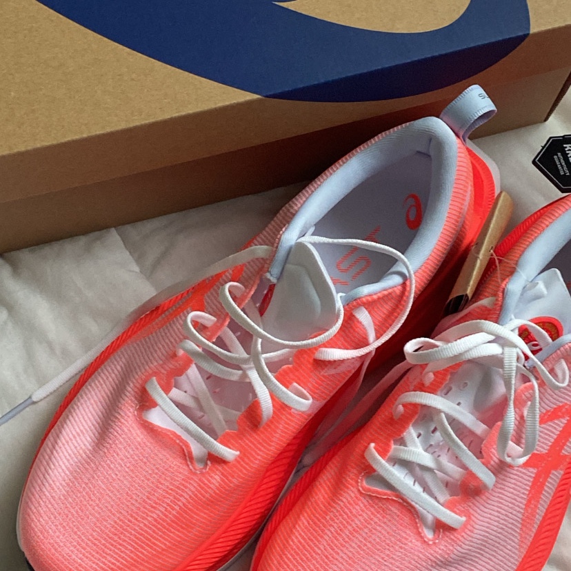 Asics Superblast White Sunrise Red 착용 스타일