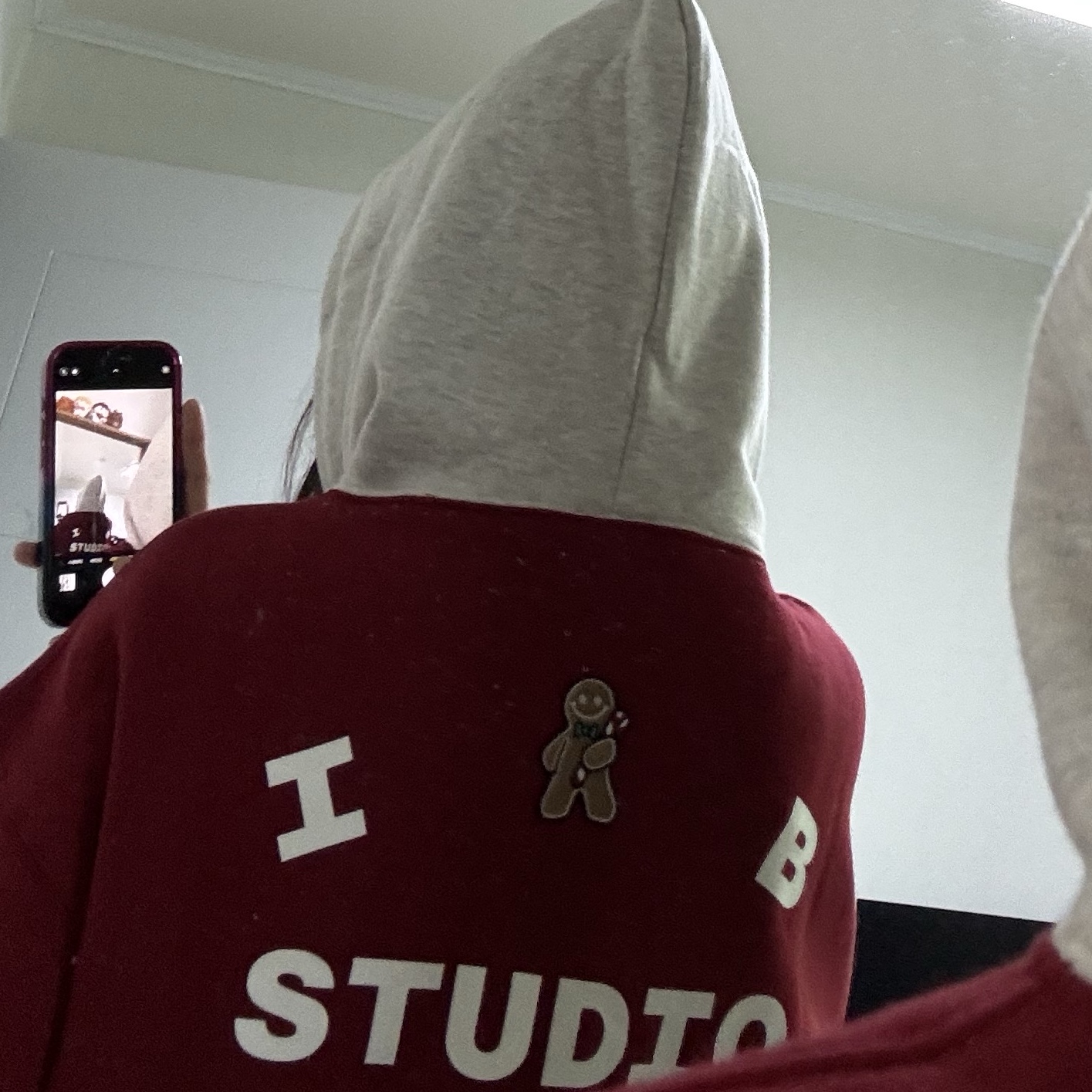 IAB Studio 24 Christmas Hoodie Burgundy Oatmeal 착용 스타일 - 2