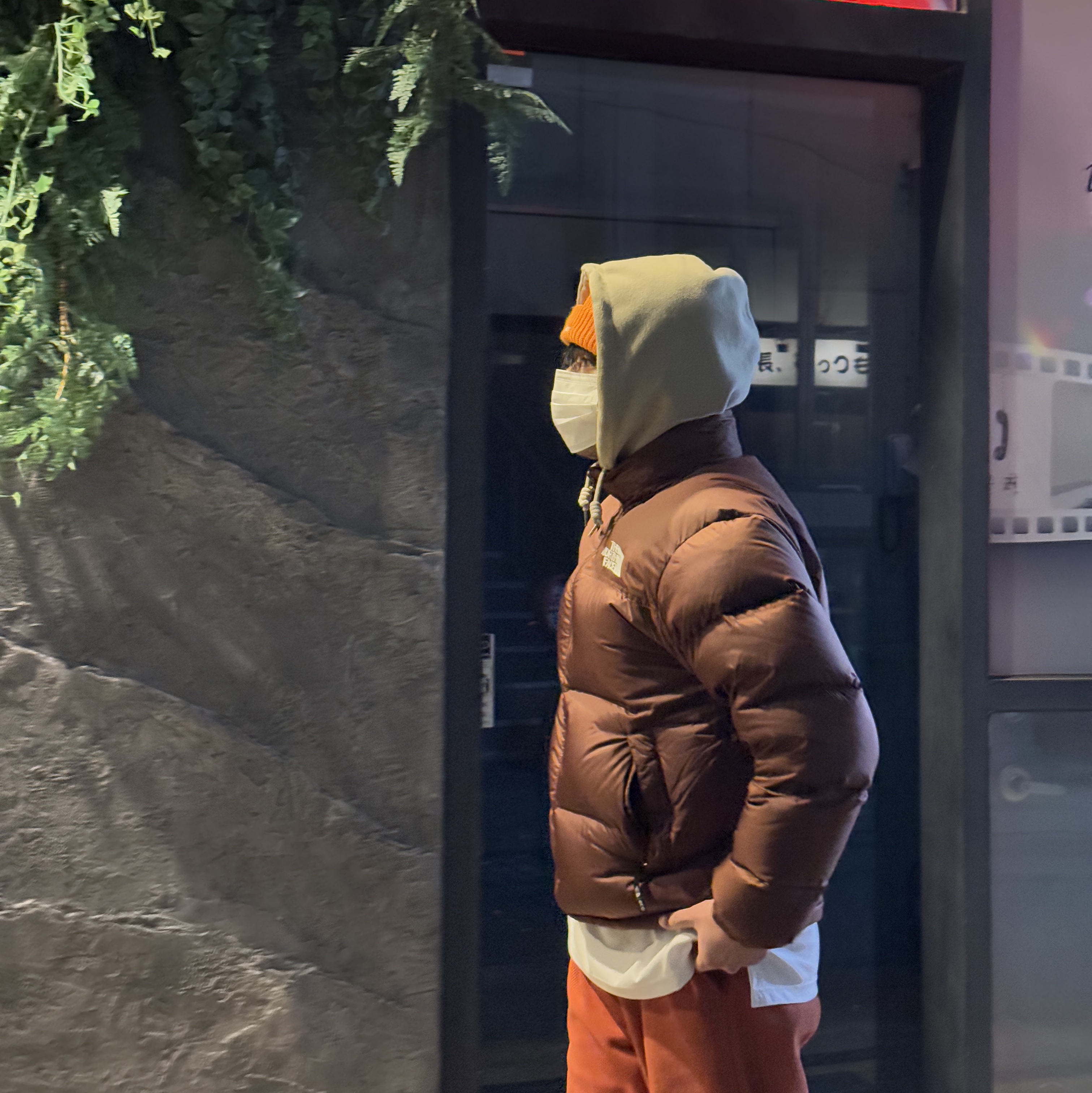 The North Face 1996 Retro Nuptse Jacket Dark Oak, Nike ACG Rufus Limestone and Black 착용 스타일 - 5
