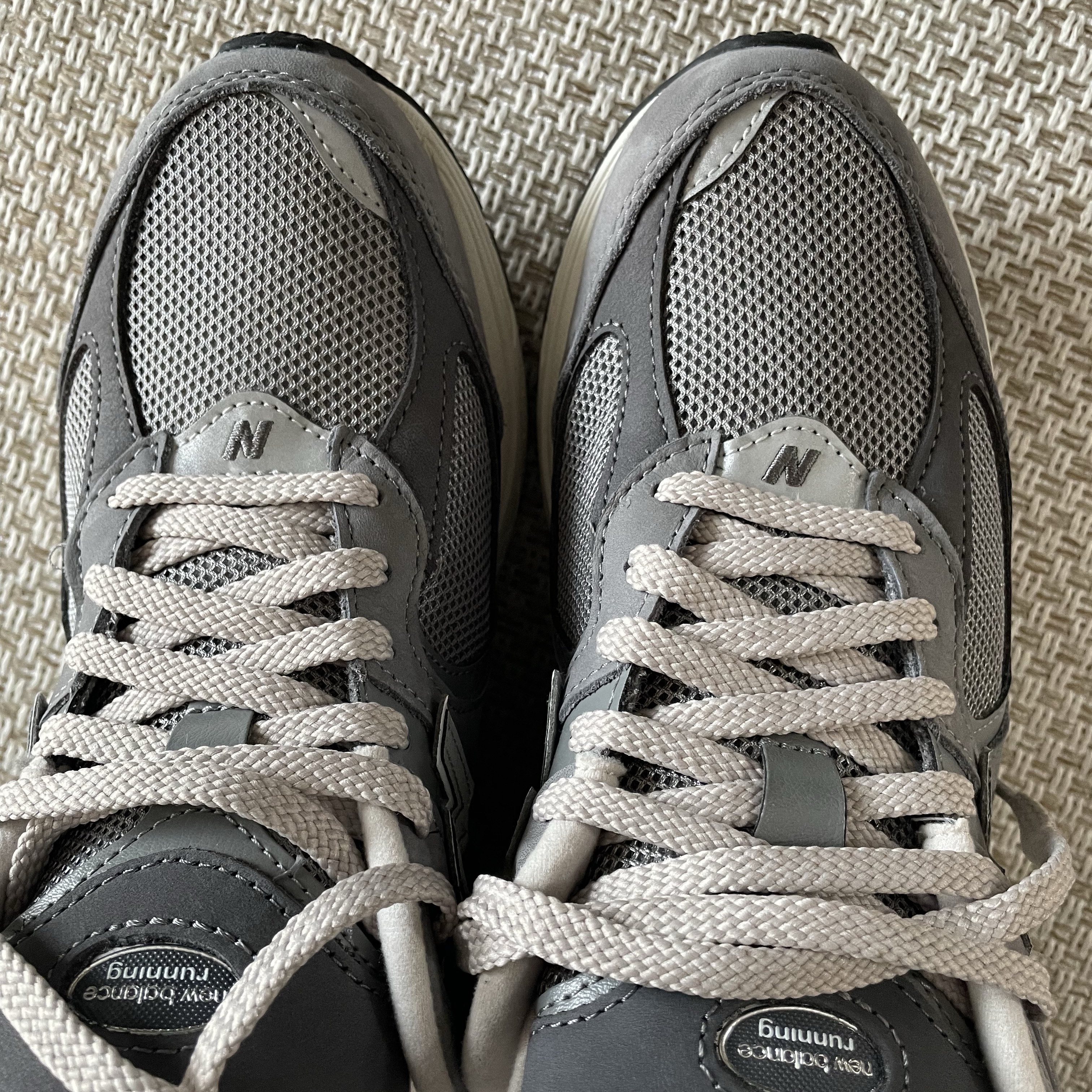 New Balance 2002R Premium Vintage Grey 착용 스타일 - 4