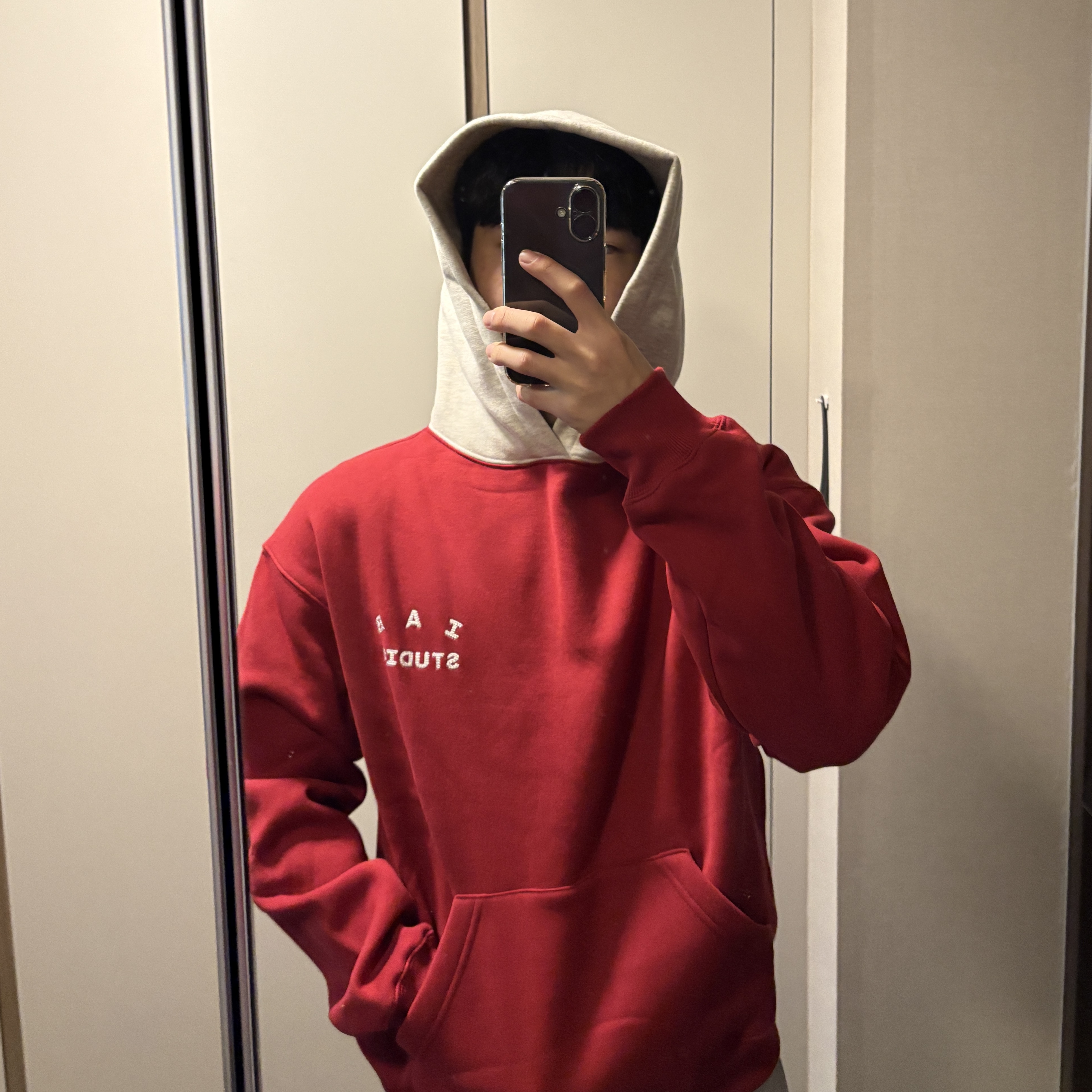 IAB Studio 24 Christmas Hoodie Burgundy Oatmeal 착용 스타일