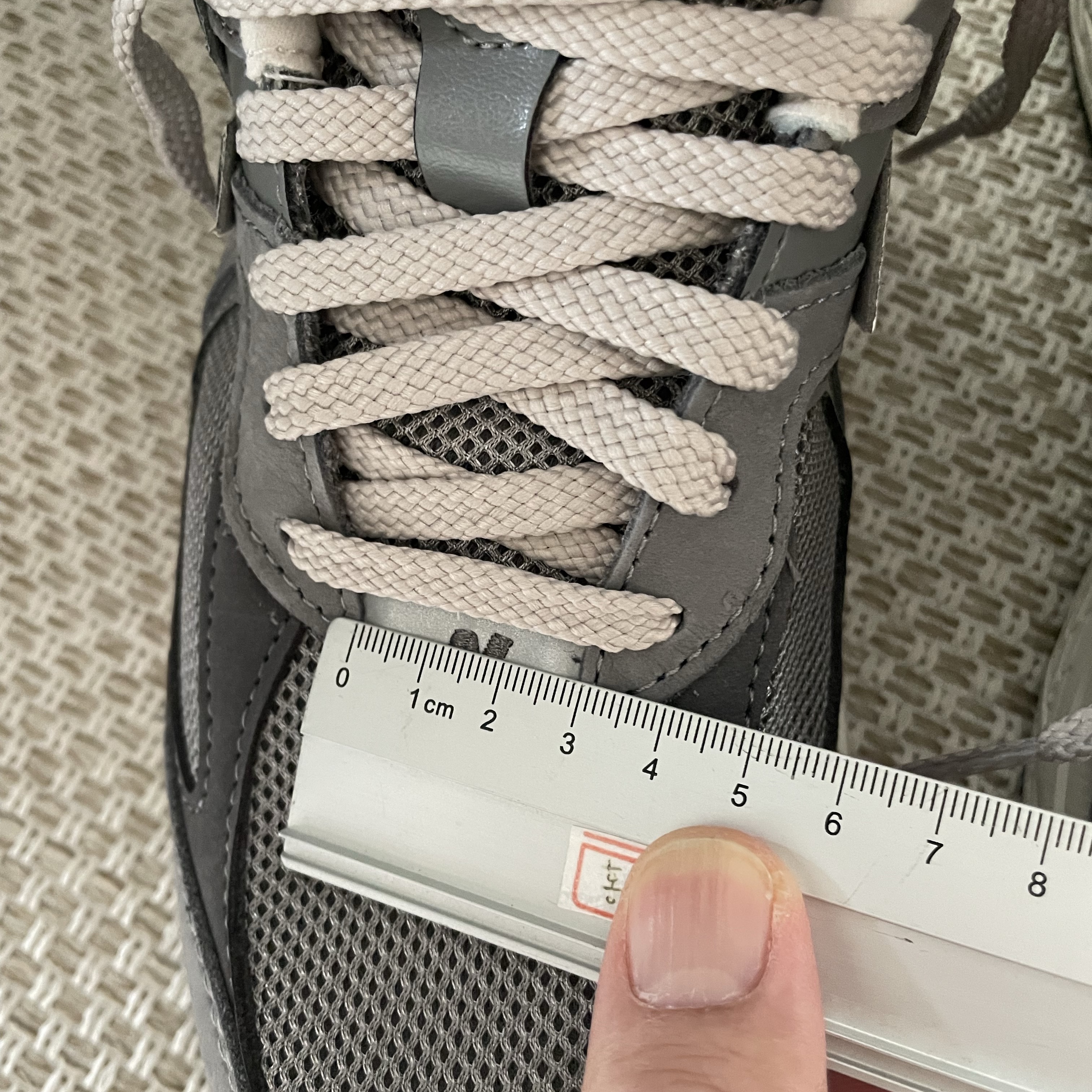New Balance 2002R Premium Vintage Grey 착용 스타일 - 3