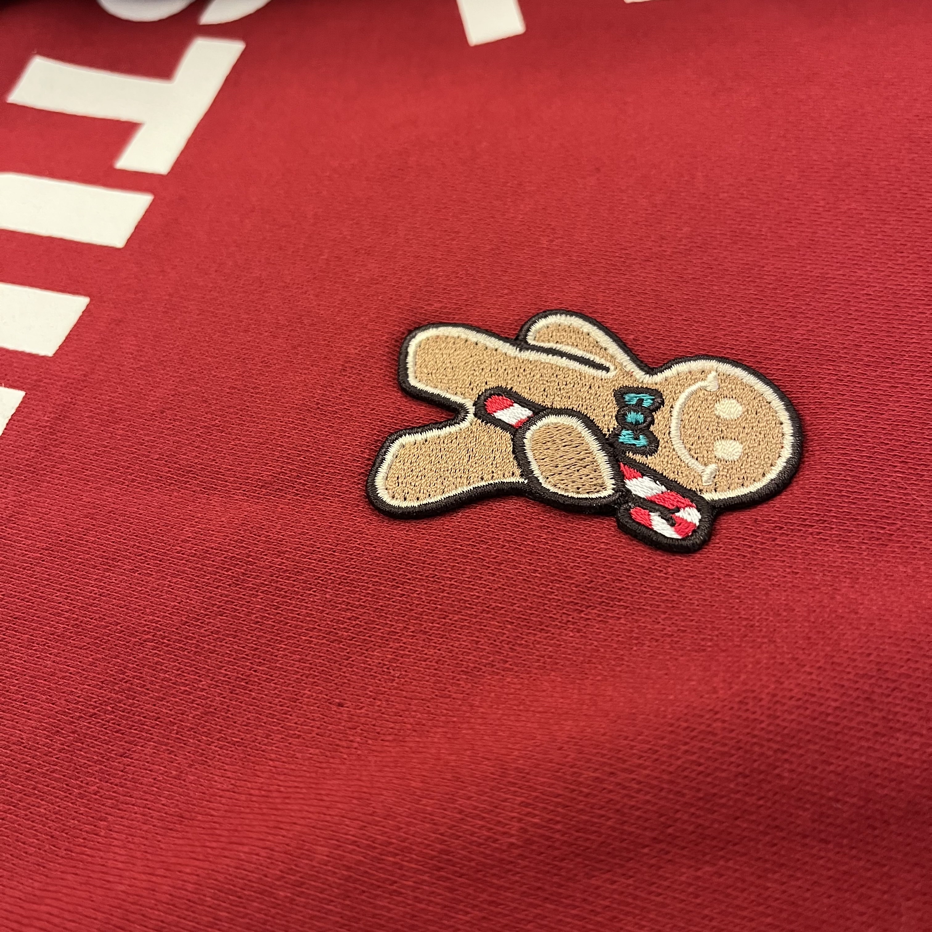IAB Studio 24 Christmas Hoodie Burgundy Oatmeal 착용 스타일 - 2