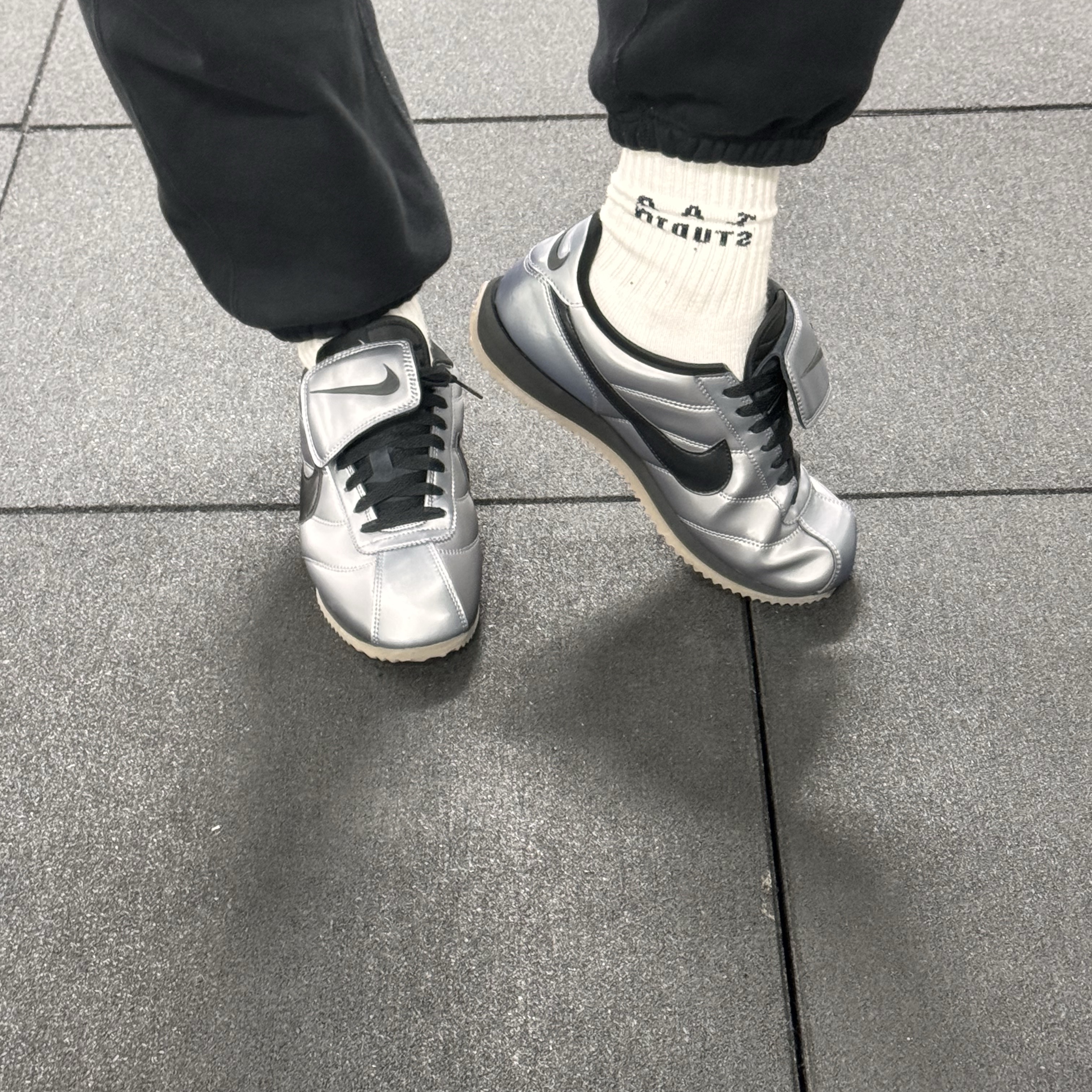 Nike Cortez Leather SE Metallic Cool Grey Black 착용 스타일 - 2