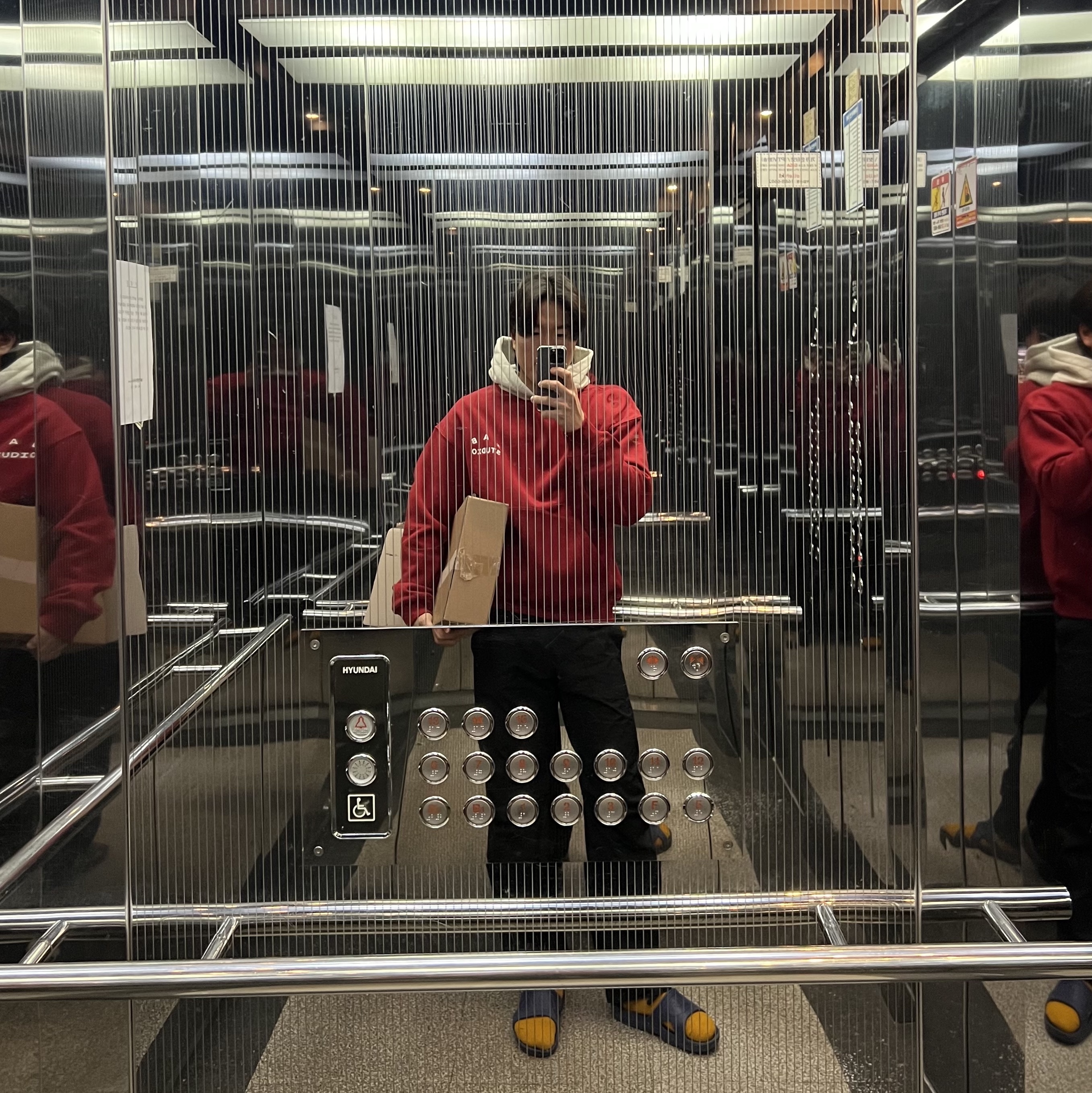 IAB Studio 24 Christmas Hoodie Burgundy Oatmeal 착용 스타일