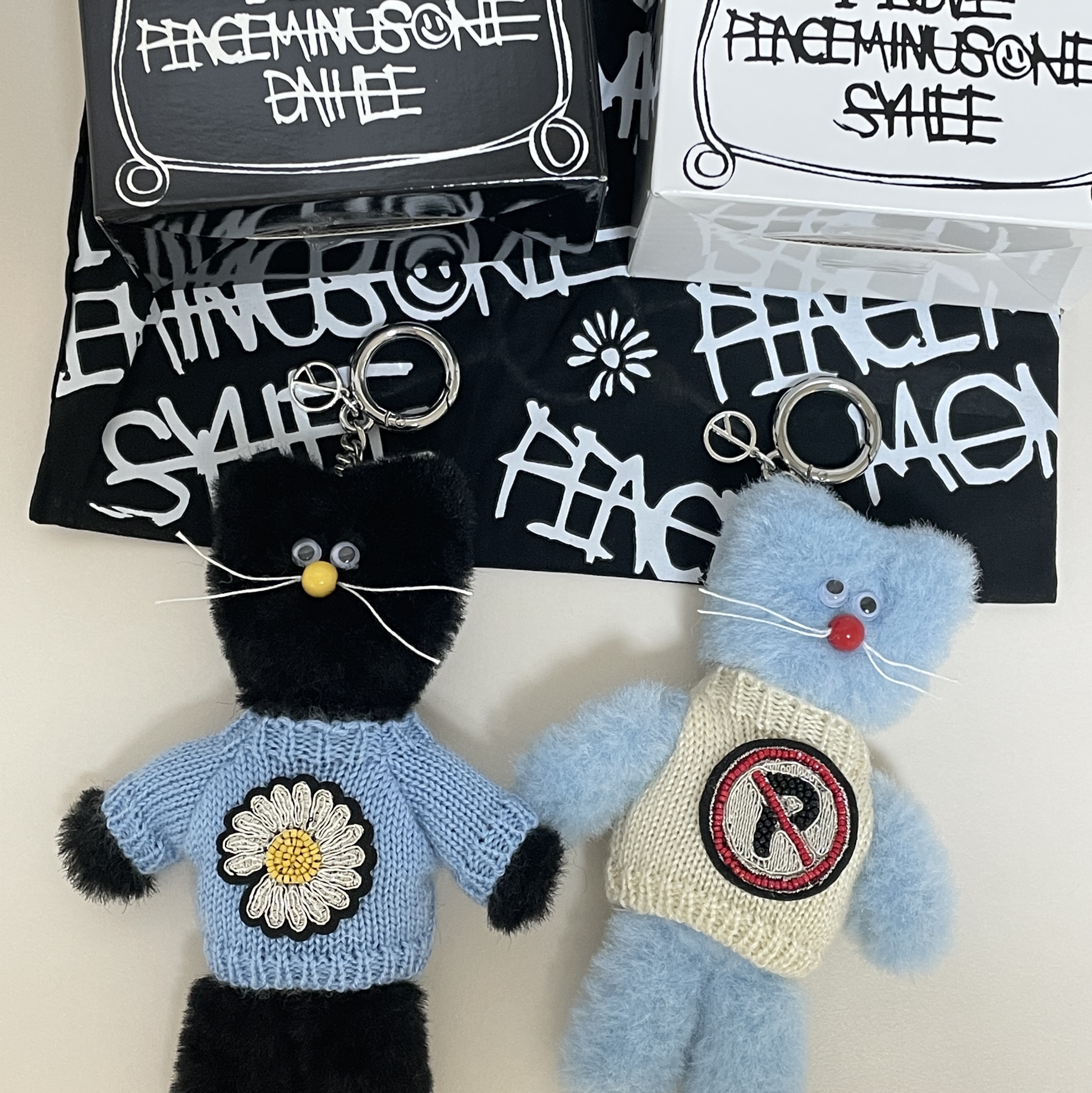 Monamhee x Peaceminusone Daihee Plush Keyring, Monamhee x Peaceminusone Syhee Plush Keyring 착용 스타일 - 2