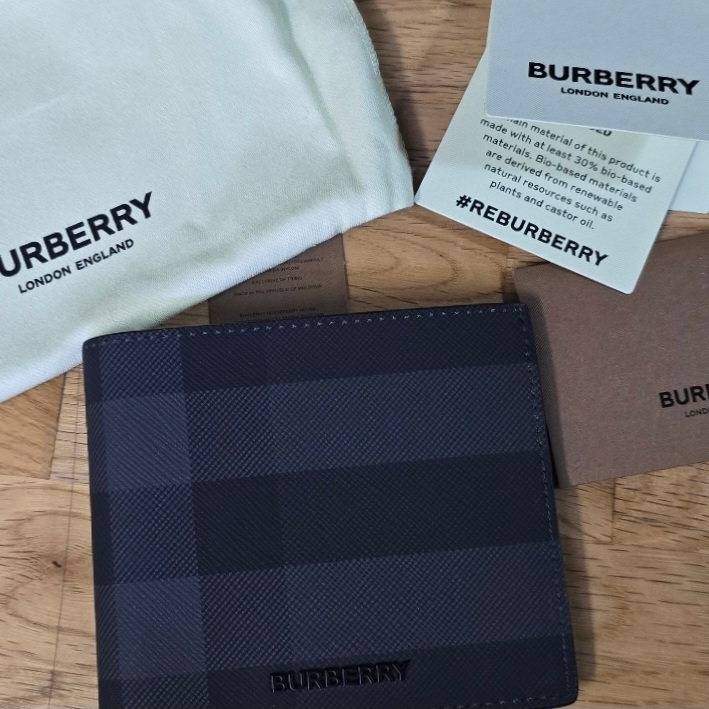 Burberry Check and Leather Bifold Wallet Charcoal 착용 스타일