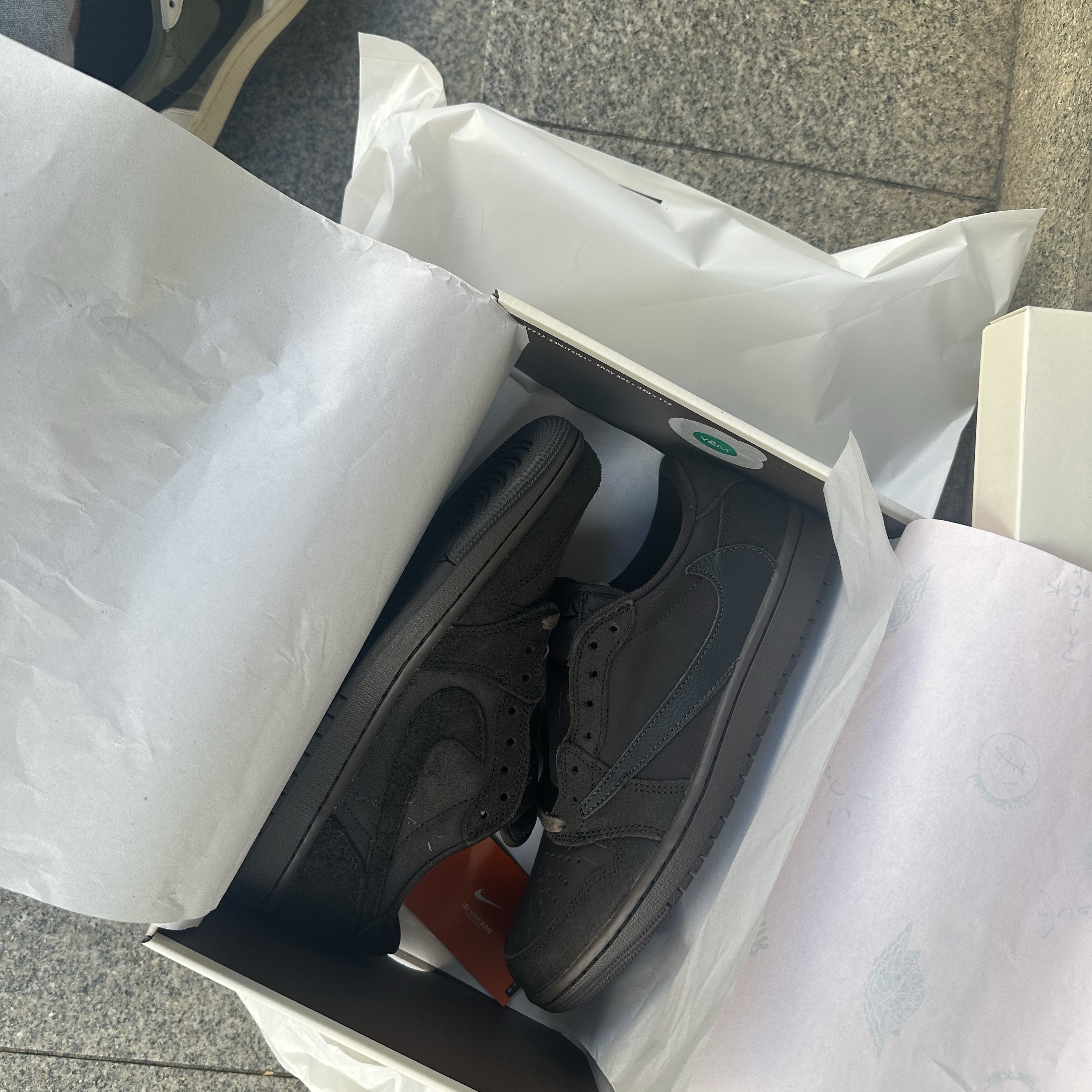 Jordan 1 x Travis Scott Retro Low OG SP Velvet Brown and Dark Mocha, Jordan 1 x Travis Scott Retro Low OG SP Reverse Olive 착용 스타일 - 1