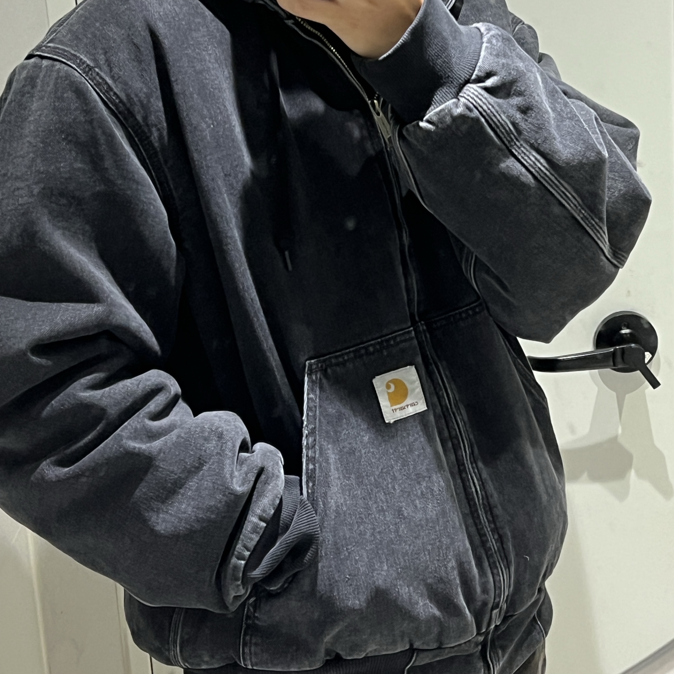 Carhartt WIP Maitland Denim OG Active Jacket Black Stone Washed 착용 스타일 - 2