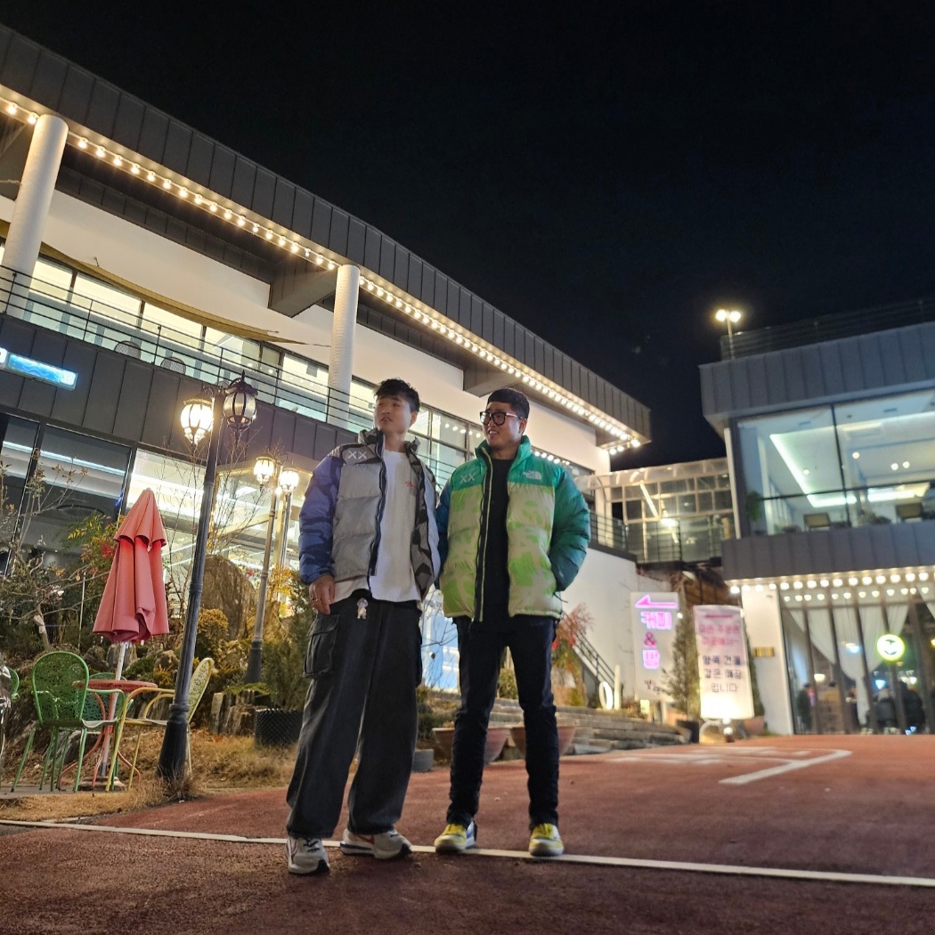 The North Face x Kaws 1996 Nuptse Jacket Moonlight Ivory, The North Face x Kaws 1996 Nuptse Jacket Safety Green 착용 스타일 - 1