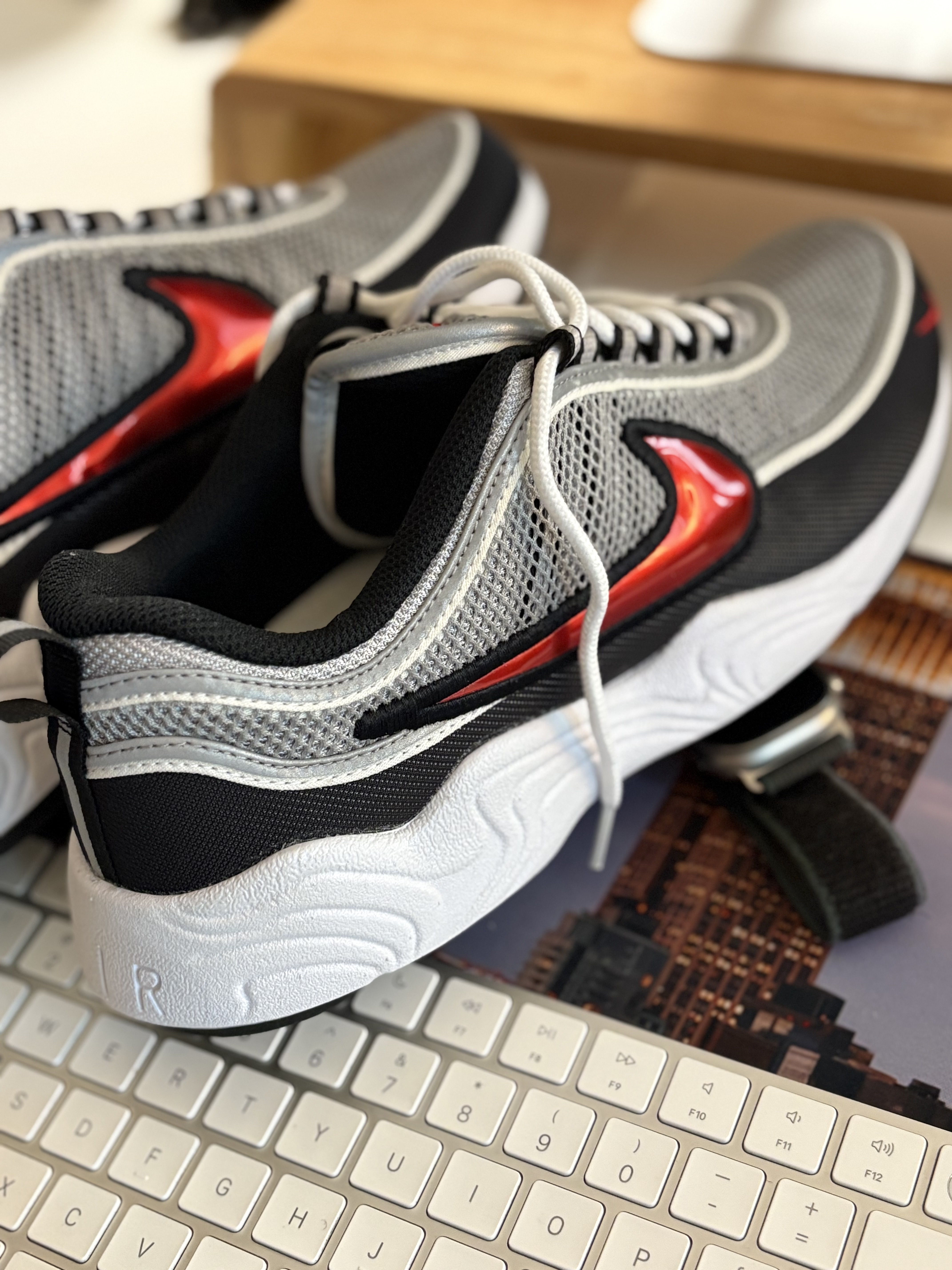 Nike Air Zoom Spiridon Metallic Silver and Sport Red 2024 착용 스타일 - 1