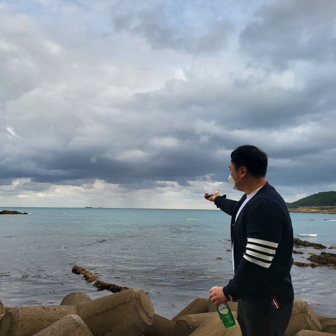 Thom Browne Milano Stitch 4-Bar Cardigan Navy 착용 스타일 - 1
