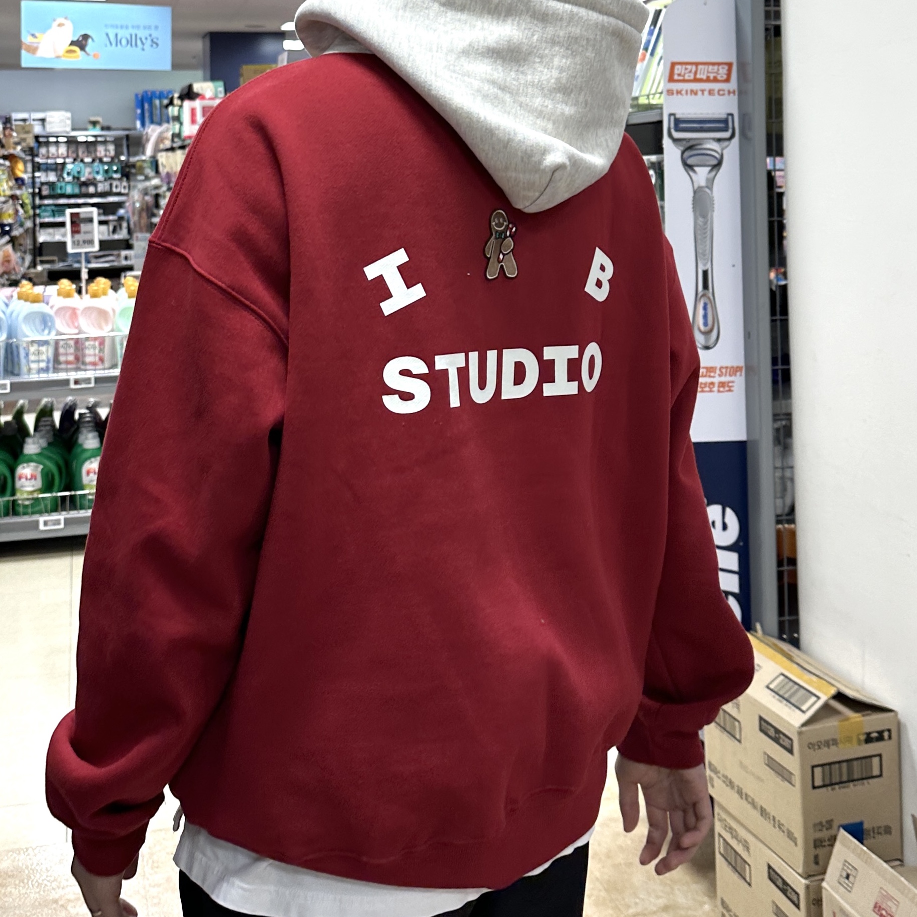IAB Studio 24 Christmas Hoodie Burgundy Oatmeal, Supreme Tamagotchi Yellow - 23SS 착용 스타일 - 1