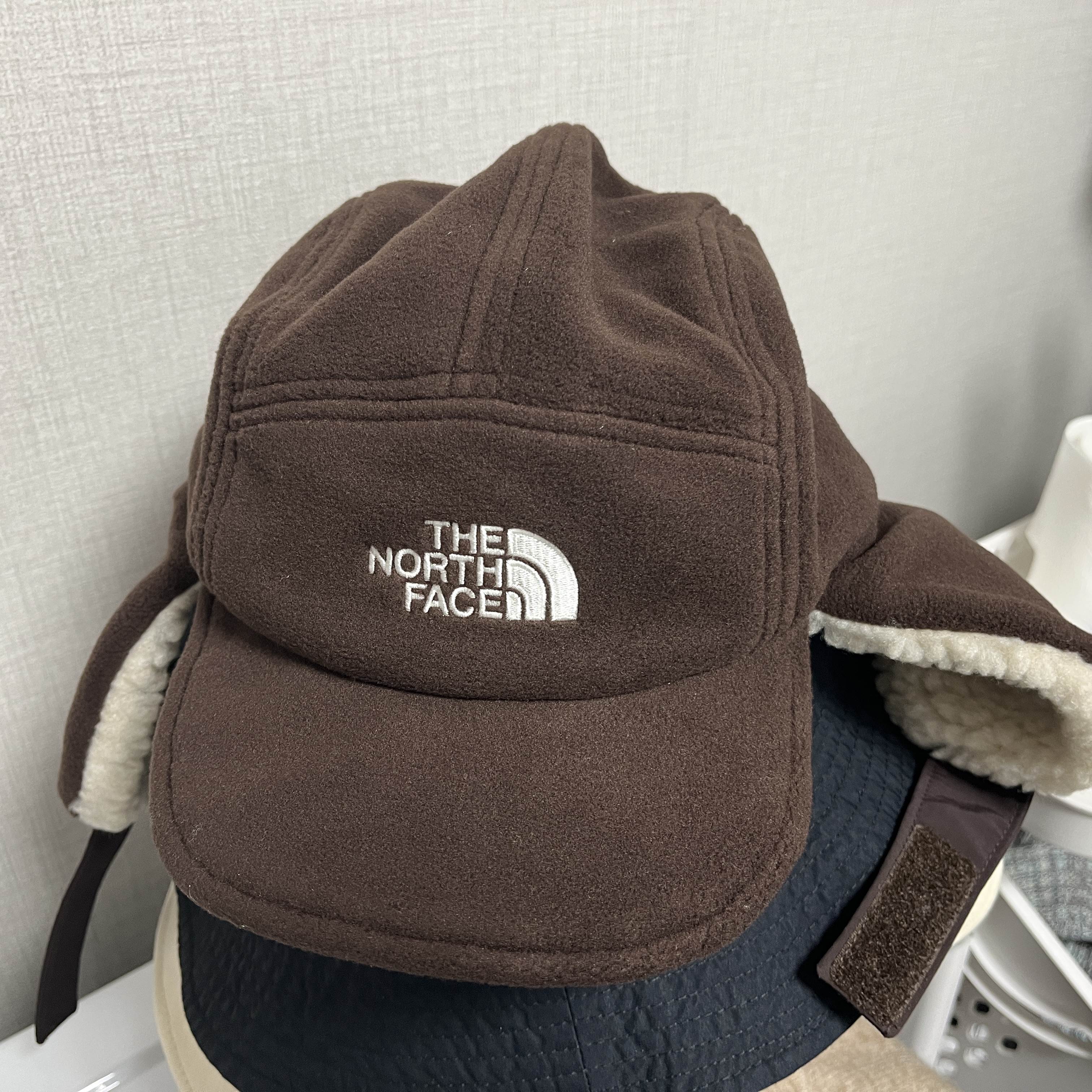 The North Face Fleece Earmuff Cap EX Cocoa Brown 착용 스타일