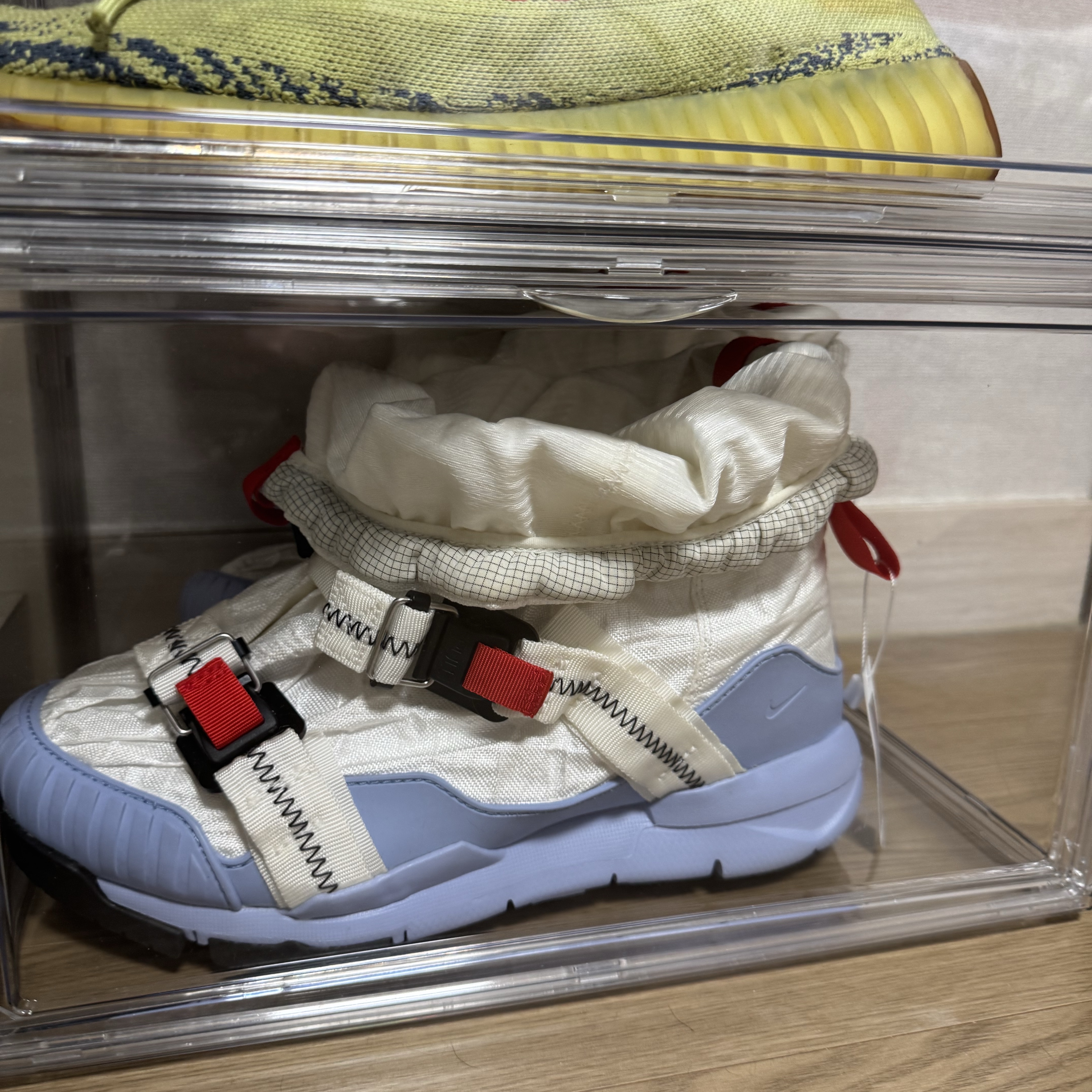 Nike x Tom Sachs Mars Yard Overshoe 3.0, Adidas Yeezy Boost 350 V2 Semi Frozen Yellow 착용 스타일 - 3