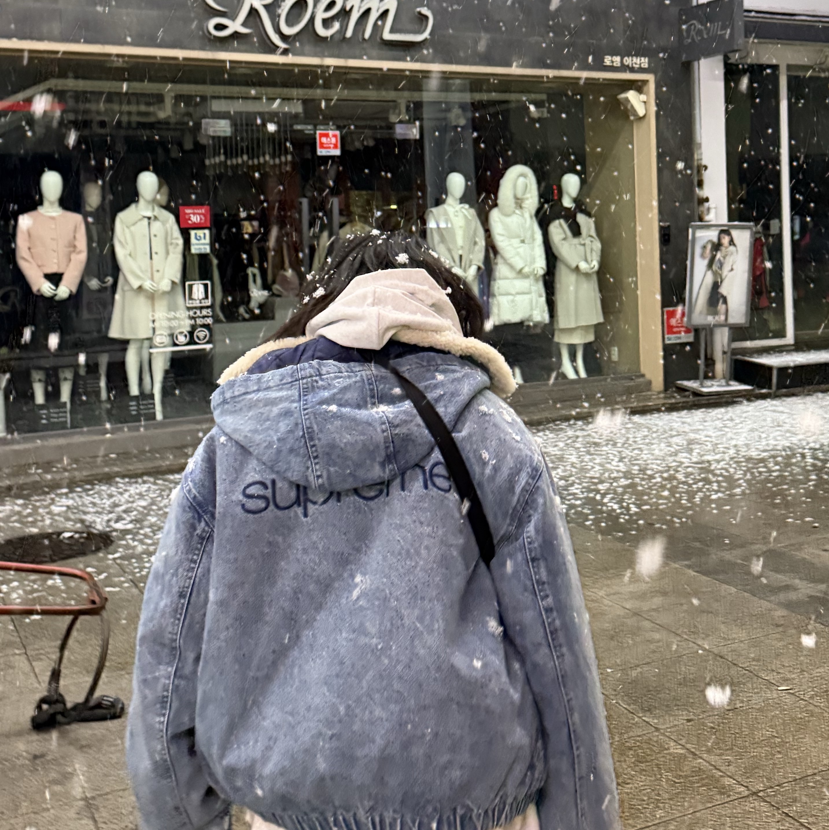 Supreme Faux Shearling Lined Bomber Jacket Denim - 24FW, Yeezy x Gosha Rubchinskiy YZY Black Dogs Hoodie Heather Grey 착용 스타일 - 3
