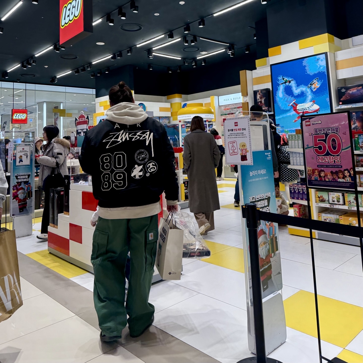 Nike x Stussy Reversible Jacket Black (FJ9154-010), Nike x There SB Dunk Low Pro Anthracite and Gorge Green 착용 스타일 - 2