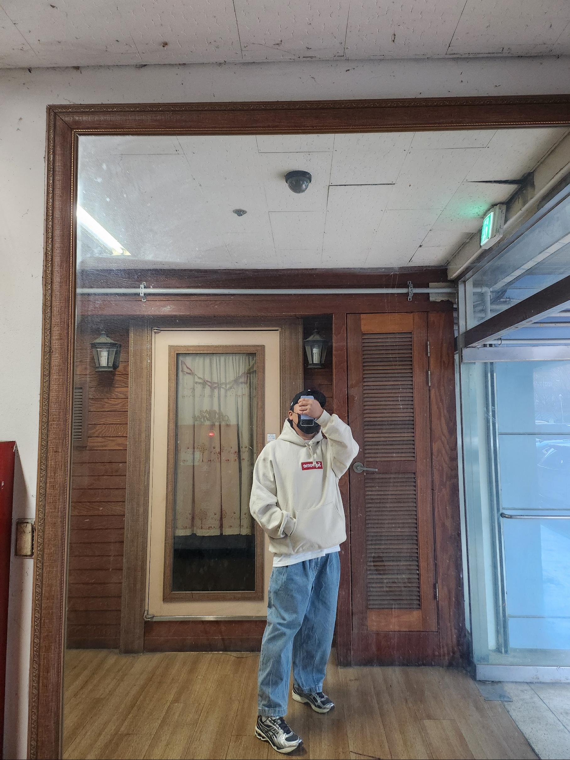 Supreme Box Logo Hooded Sweatshirt Stone - 24FW, Asics Unlimited Gel-Kayano 14 Carrier Grey Black 착용 스타일