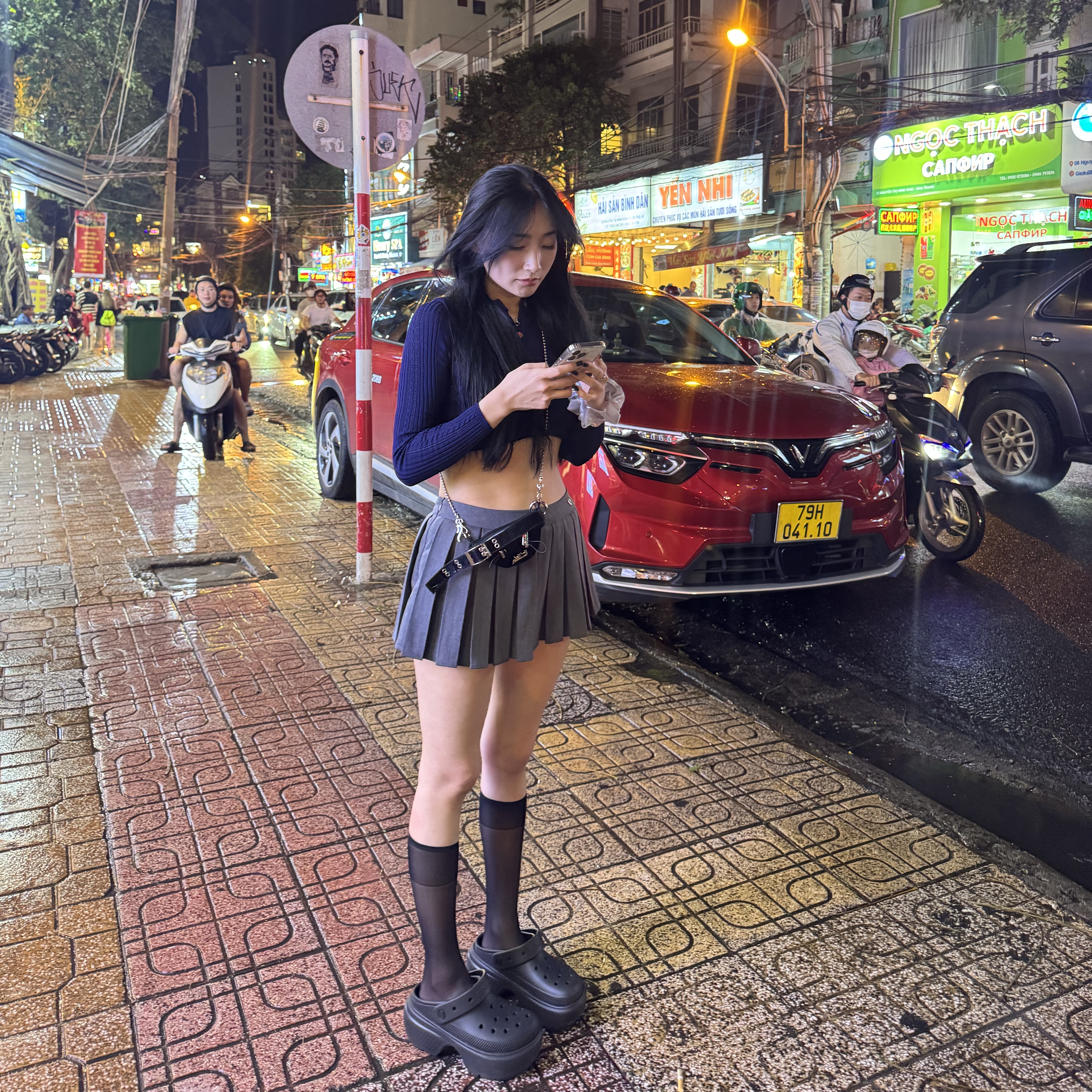 Crocs Stomp Clog Black 착용 스타일 - 3