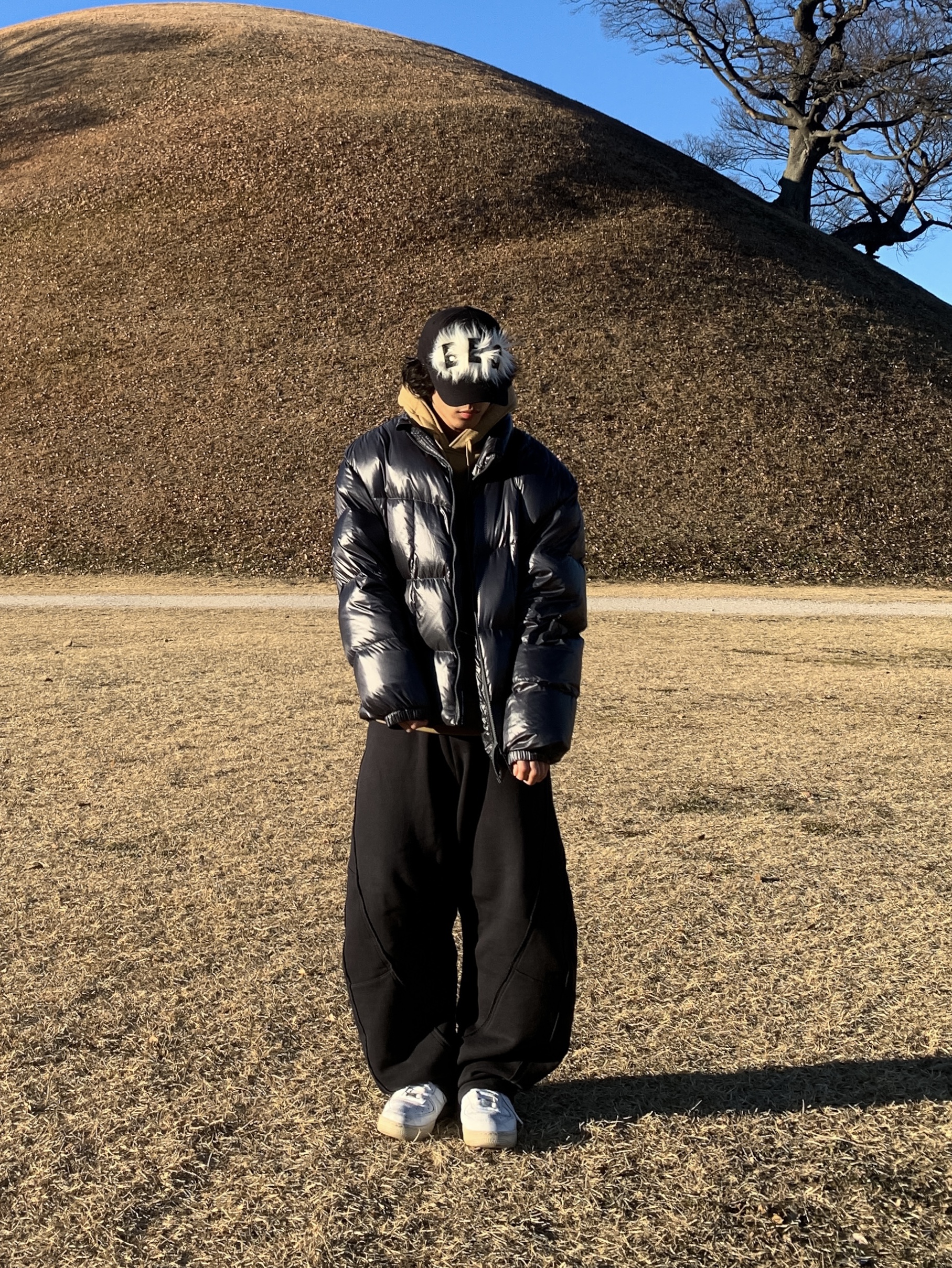 Wildthings Mountain Field Down Puffer Graphite 착용 스타일 - 1