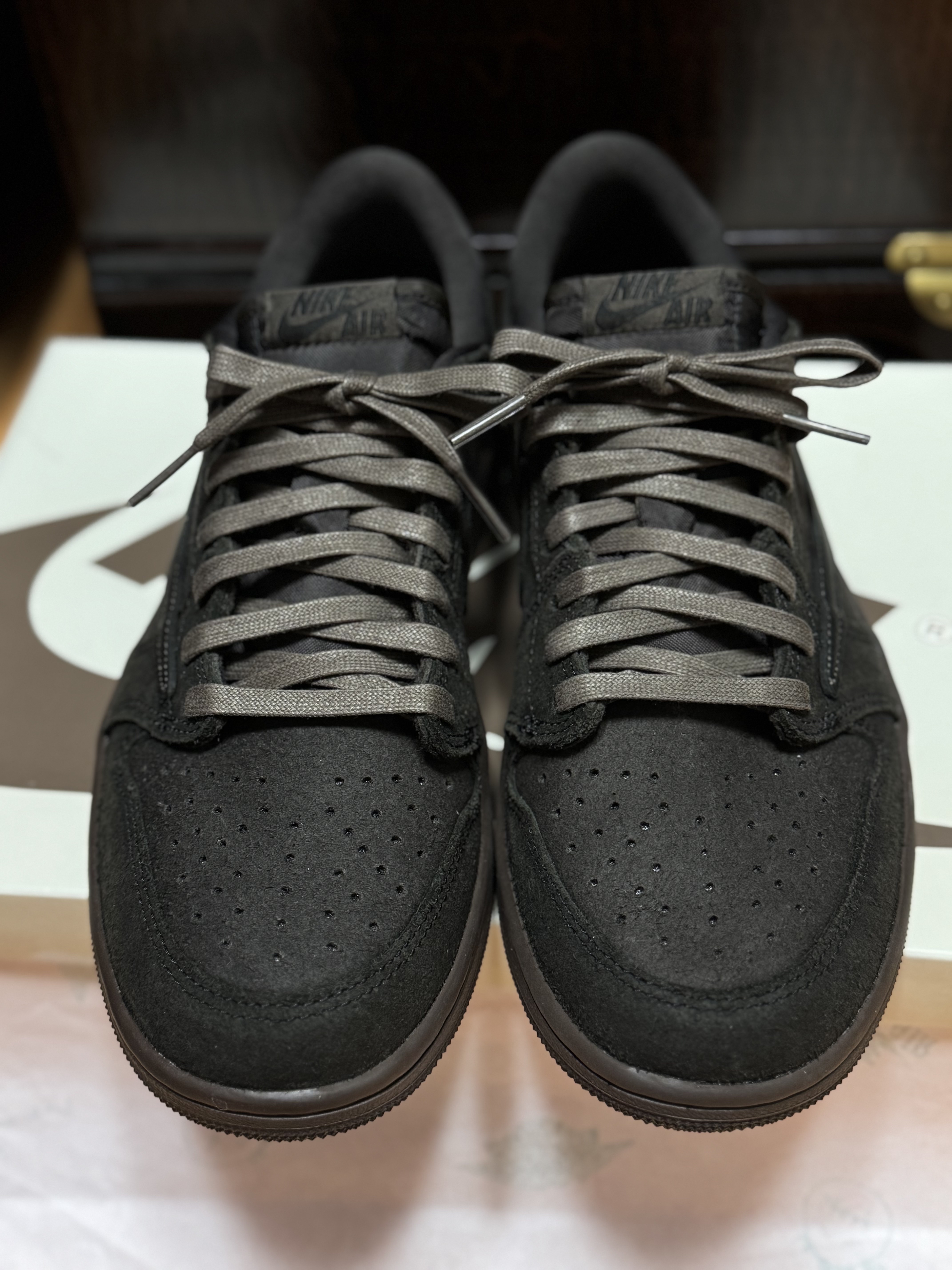 Jordan 1 x Travis Scott Retro Low OG SP Velvet Brown and Dark Mocha 착용 스타일 - 5