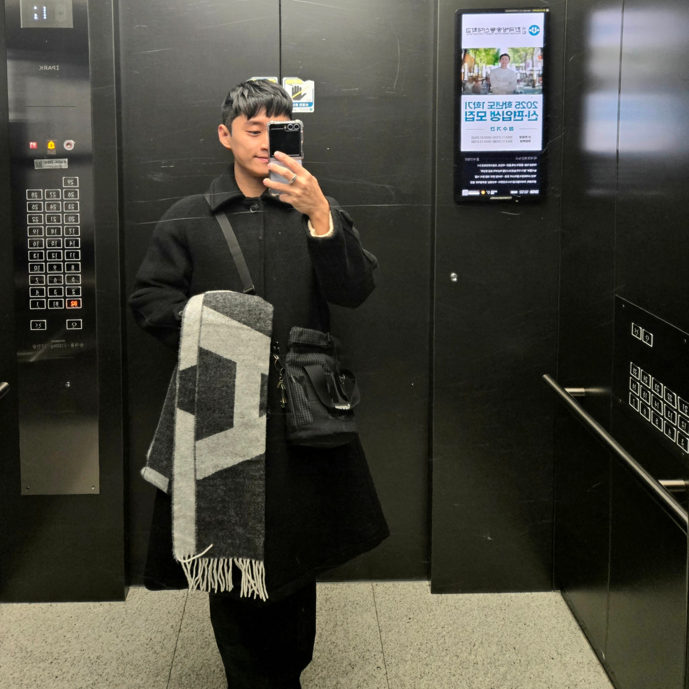 London Tradition Inverted Pleats Wool Coat Black BW 5, A.P.C. Malo Muffler Black 착용 스타일 - 1