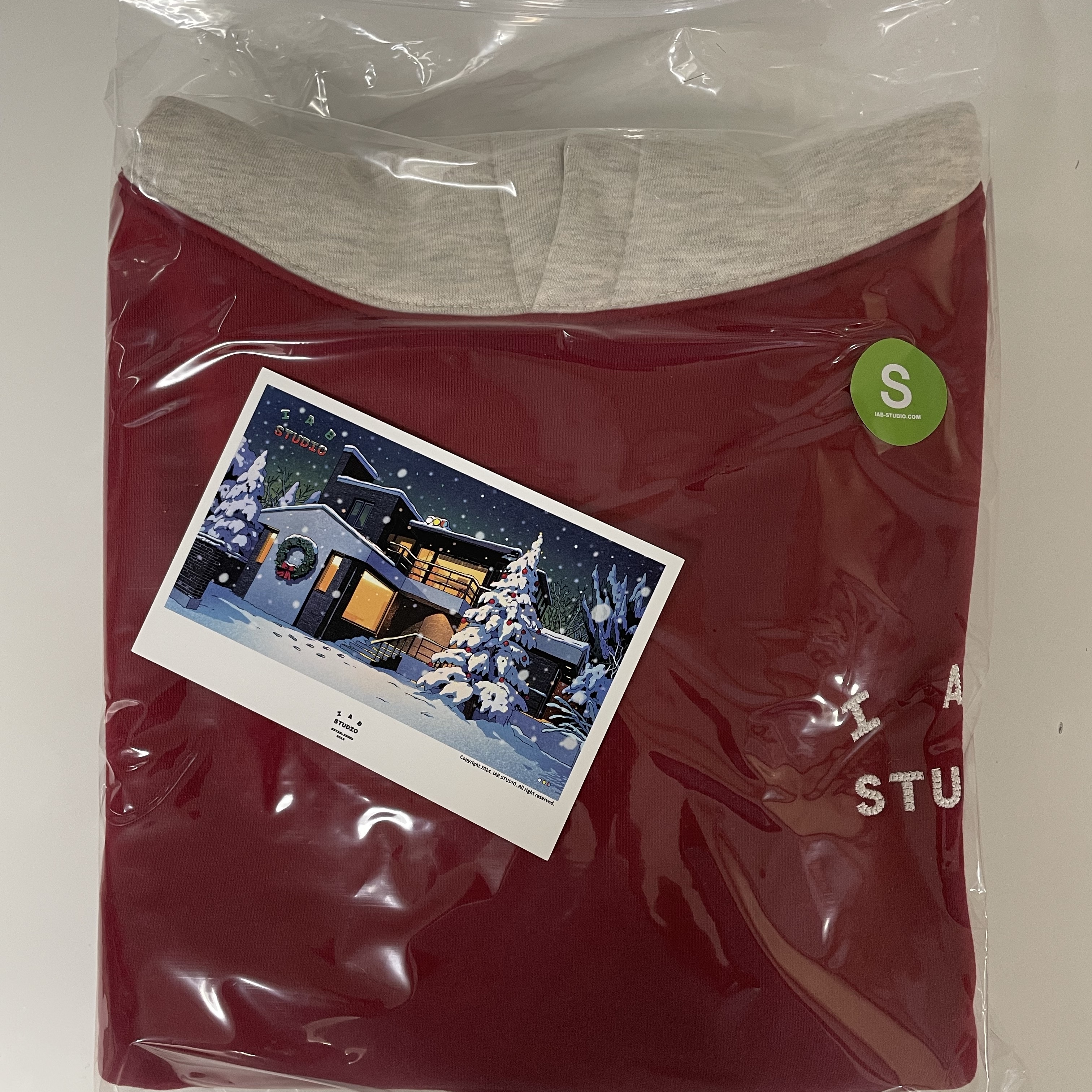 IAB Studio 24 Christmas Hoodie Burgundy Oatmeal 착용 스타일