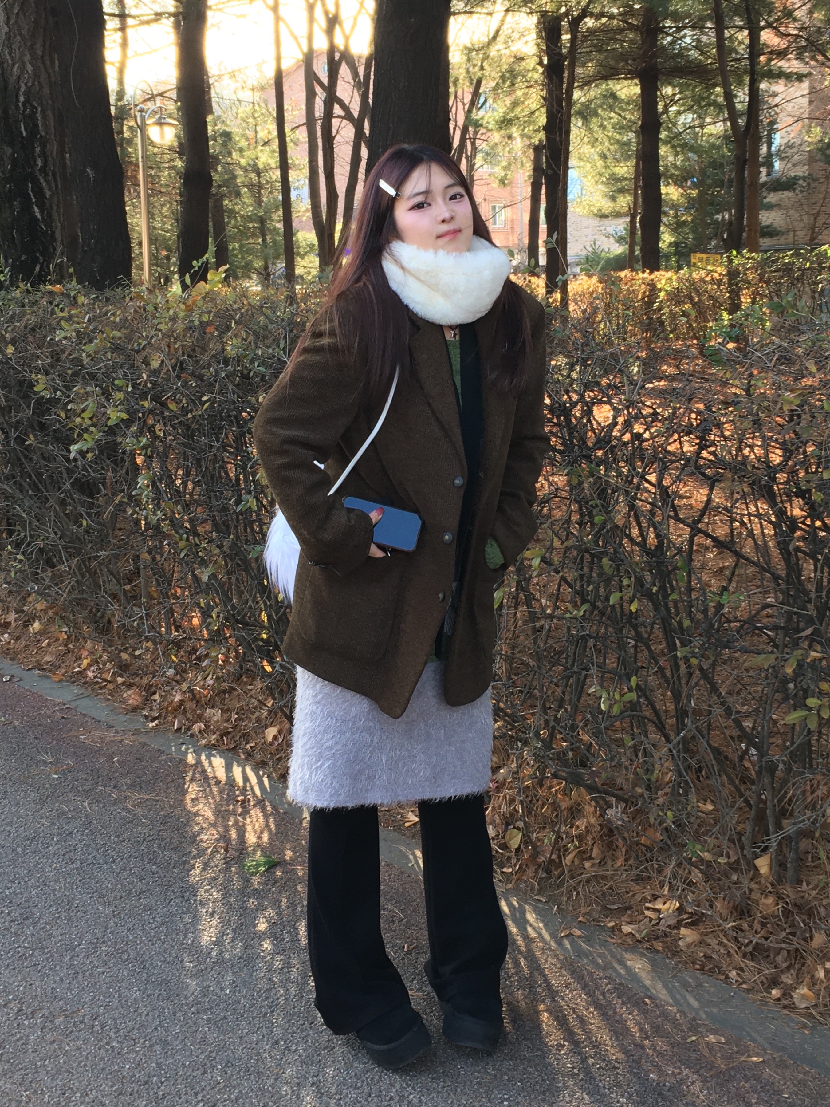 (W) UGG Classic Ultra Mini Platform Boots Black 착용 스타일 - 3