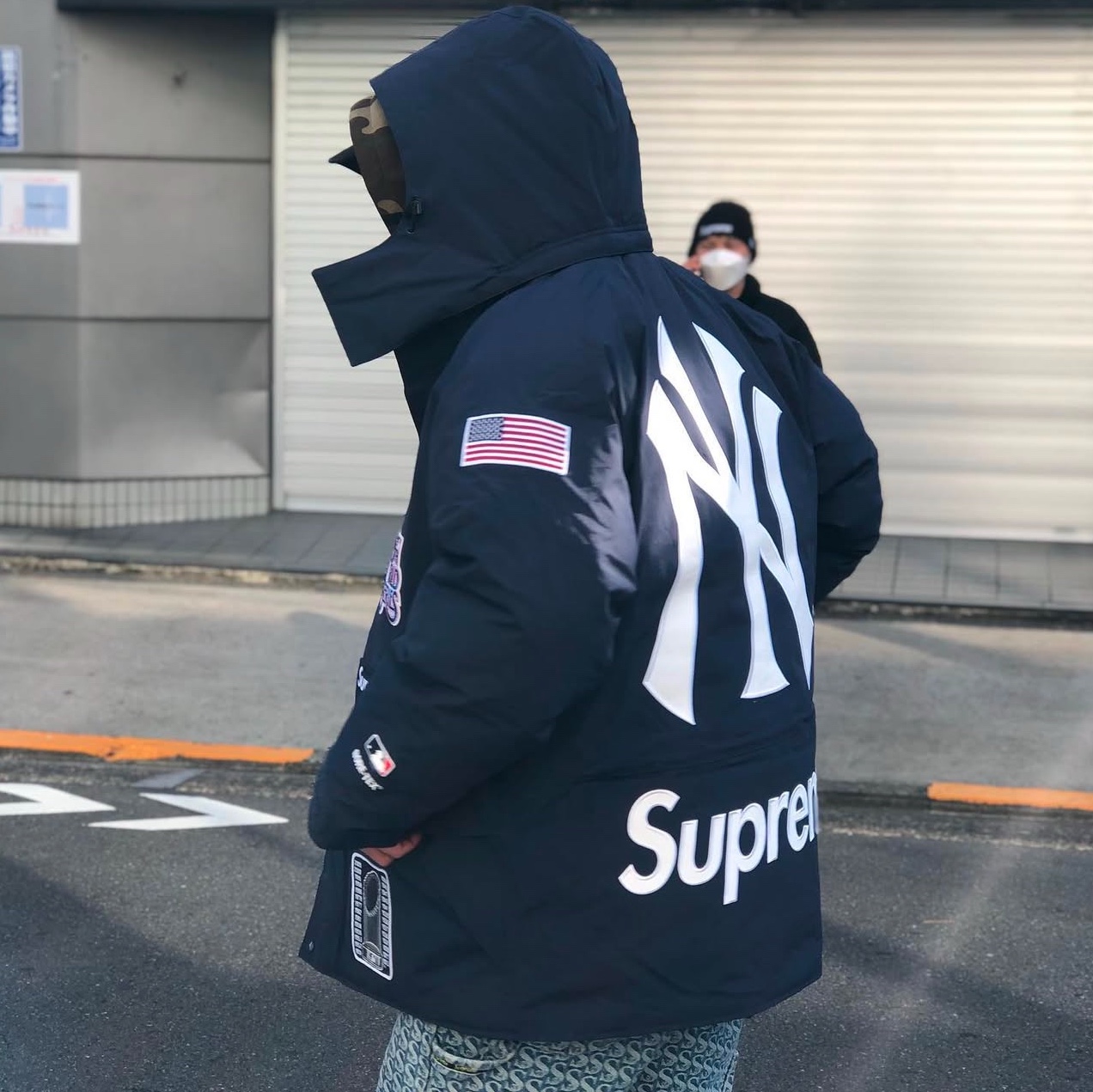 Supreme x New York Yankees Gore-Tex 700-Fill Down Jacket Navy - 21FW 착용 스타일 - 1