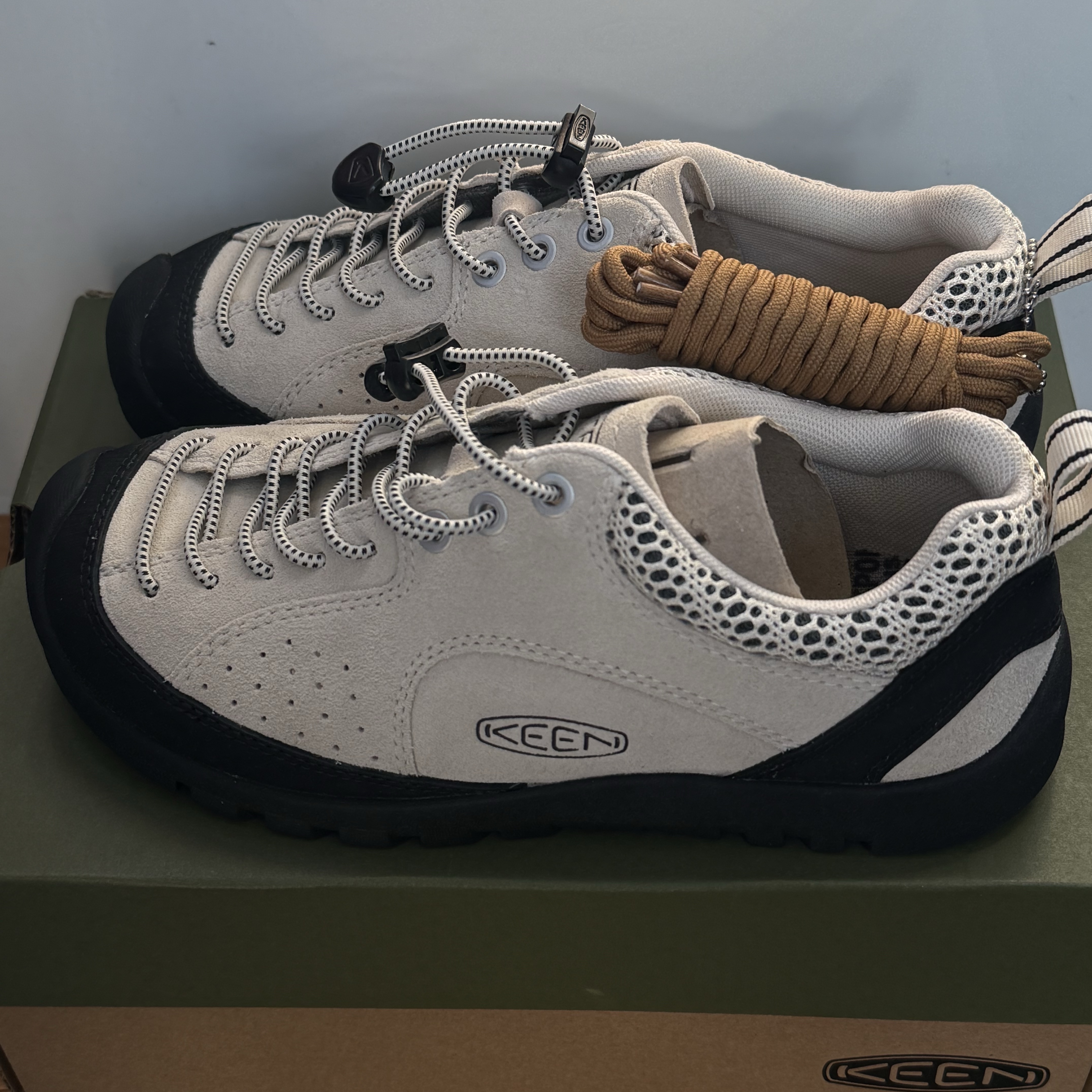 (W) Keen Jasper Rocks SP Sneaker Birch Black 착용 스타일