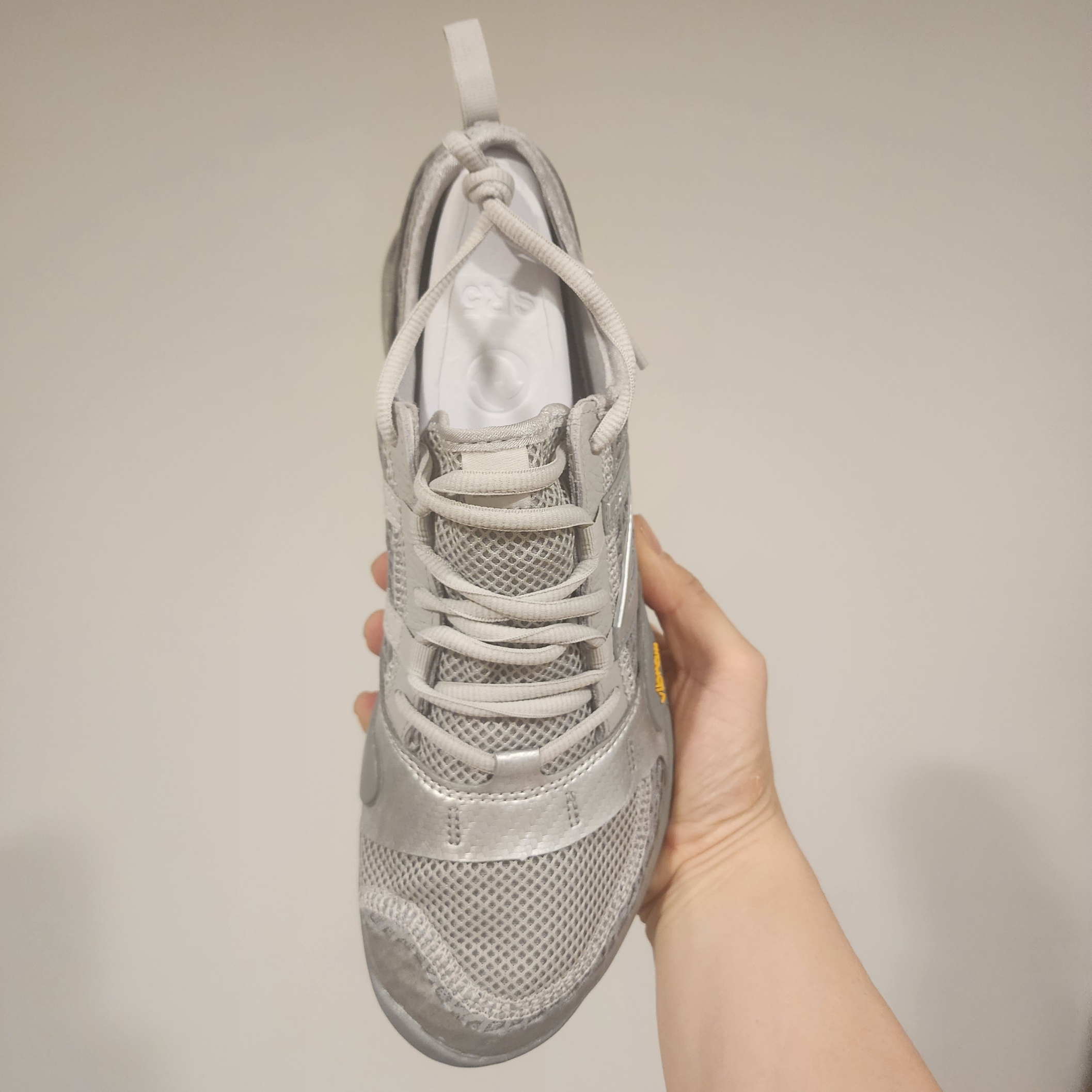 New Balance Minimus MT10O Slate Grey Silver Metallic 착용 스타일 - 2