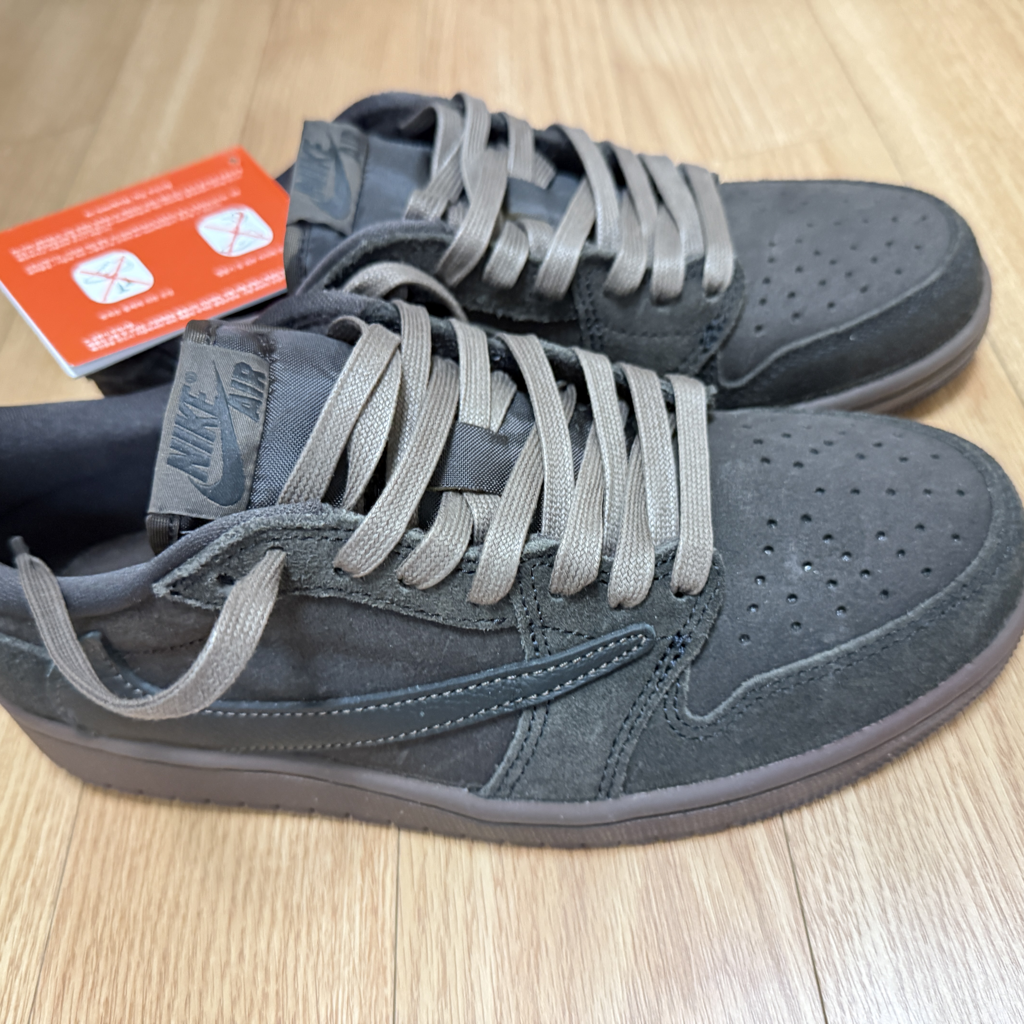 Jordan 1 x Travis Scott Retro Low OG SP Velvet Brown and Dark Mocha 착용 스타일