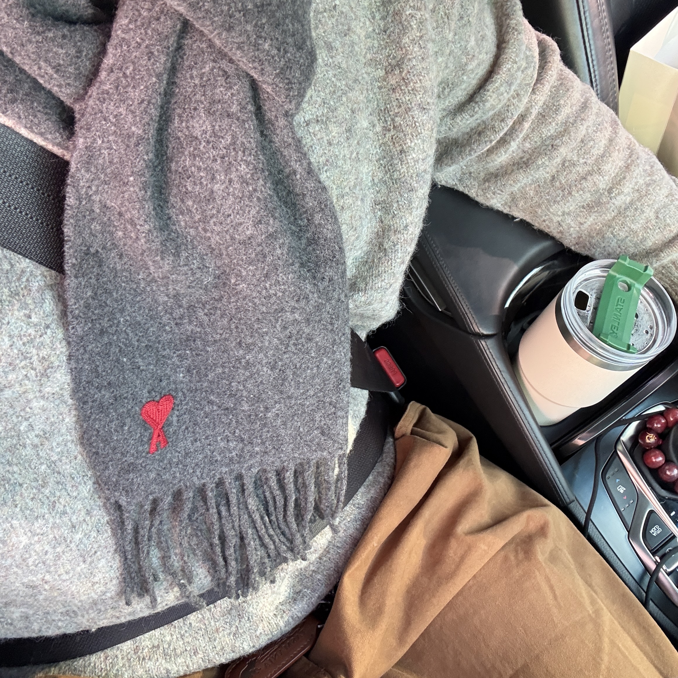 AMI de Coeur Muffler Dark Grey 착용 스타일