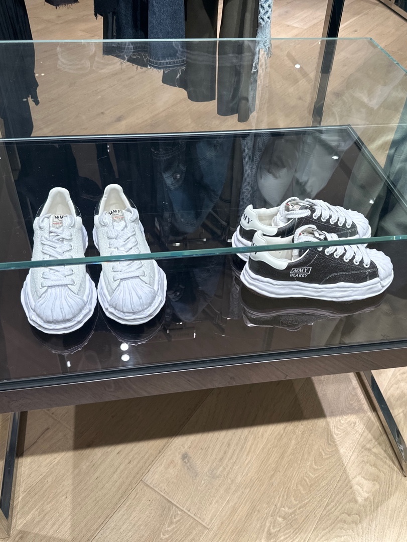 Maison Mihara Yasuhiro Blakey OG Sole Canvas Low-top Sneakers White, Maison Mihara Yasuhiro Blakey OG Sole Canvas Low-top Sneakers Black White 착용 스타일