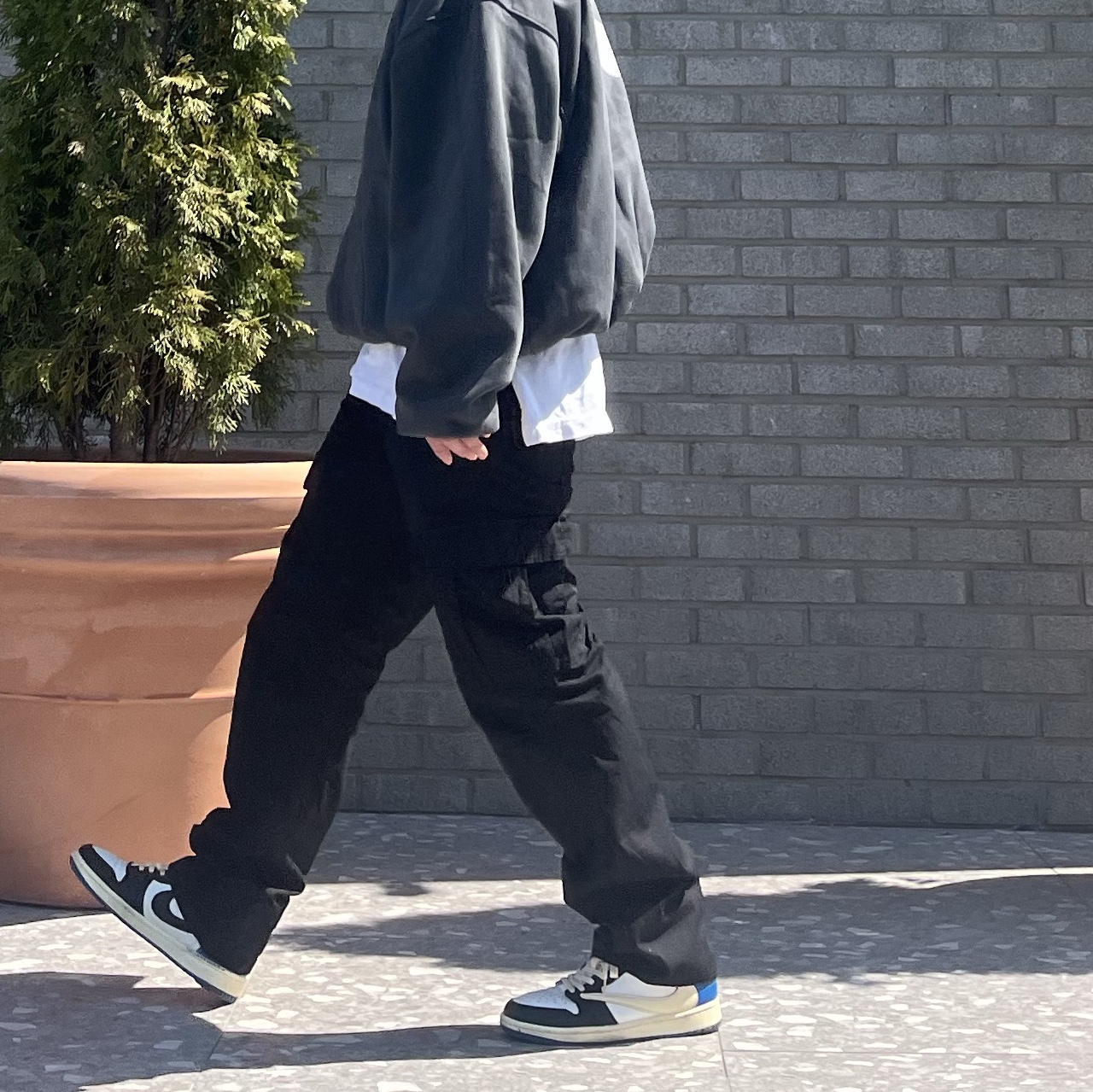 Yeezy Gap Engineered By Balenciaga Dove Hoodie Black, Jordan 1 x Travis Scott x Fragment Retro Low OG SP Military Blue 착용 스타일