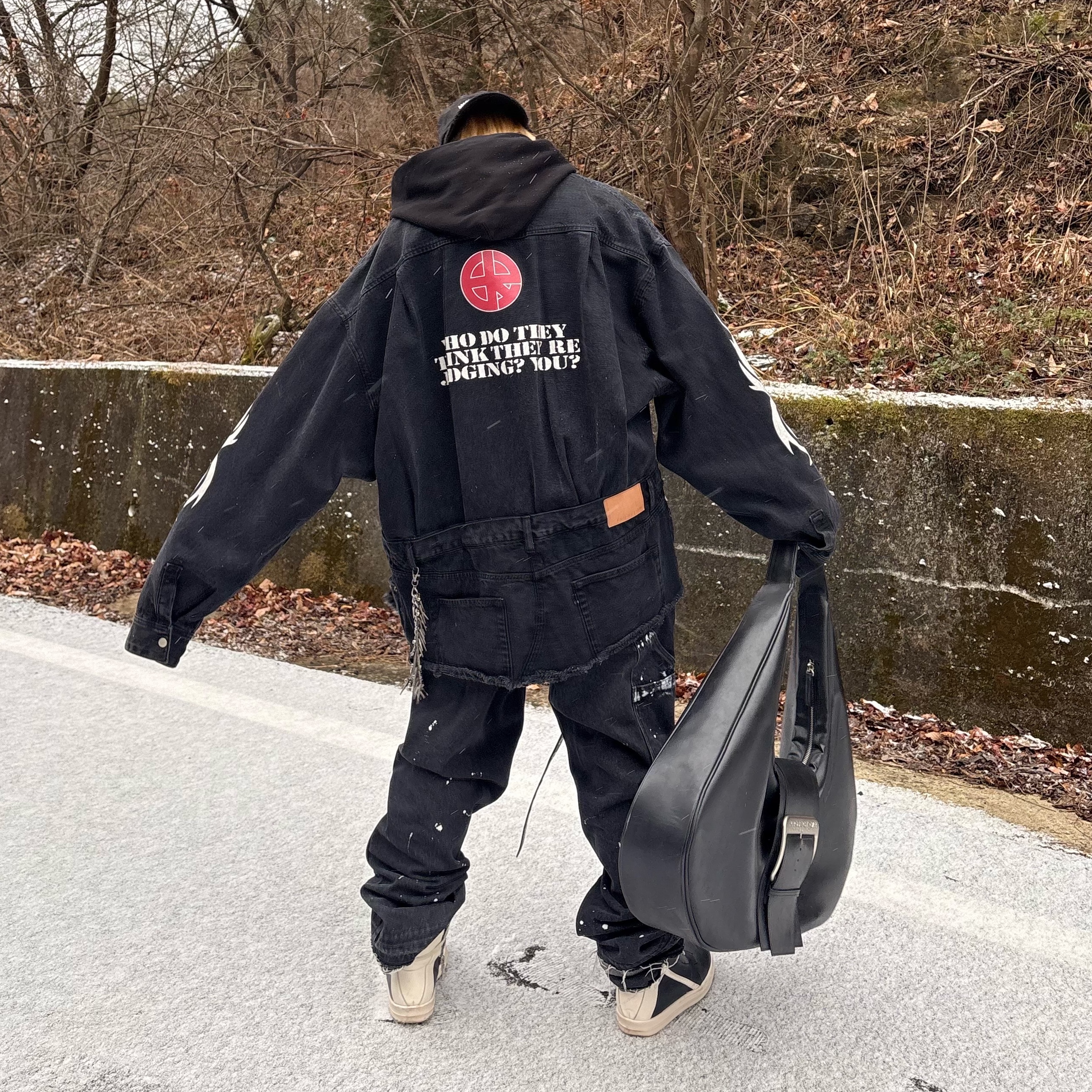 Project G/R Hybrid Denim Shirts Jacket Black, Project G/R Mega Buckle Hobo Bag Black 착용 스타일 - 1