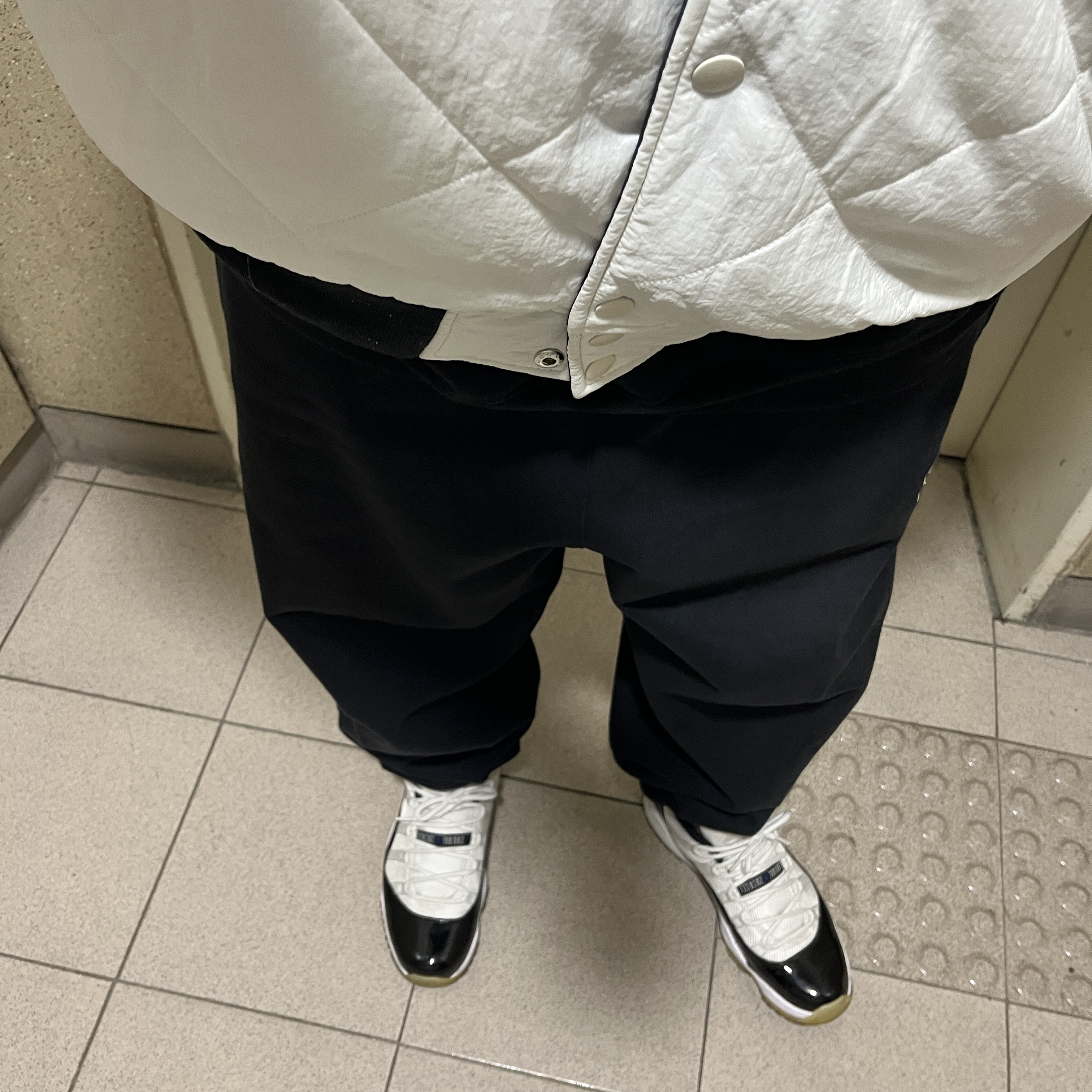 Jordan 11 Retro Low Concord, Nike x Stussy Reversible Jacket Black (FJ9153-010) 착용 스타일 - 1